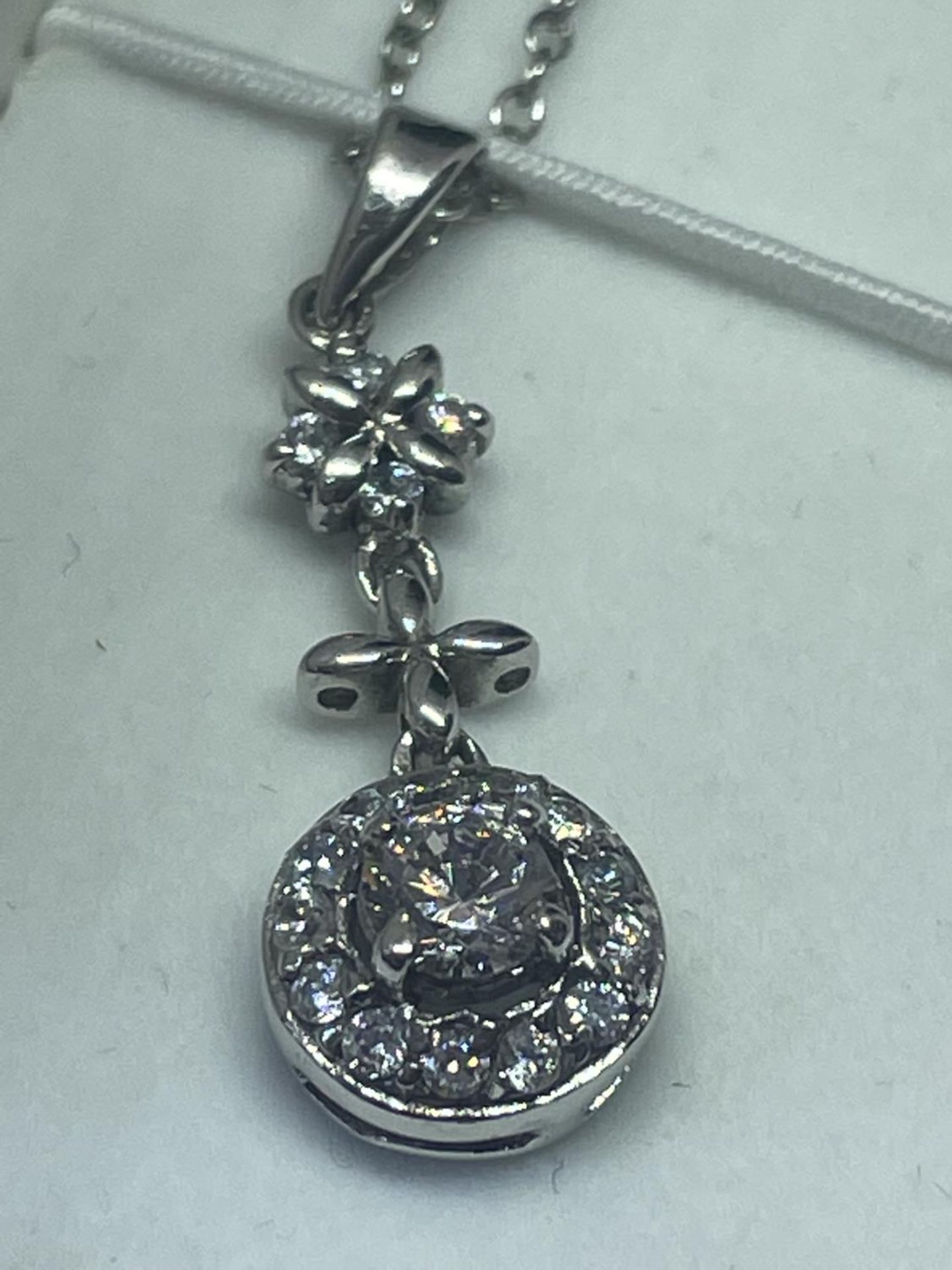 A MARKED SILVER NECKLACE WITH A CLEAR STONE PENDANT - Image 2 of 4