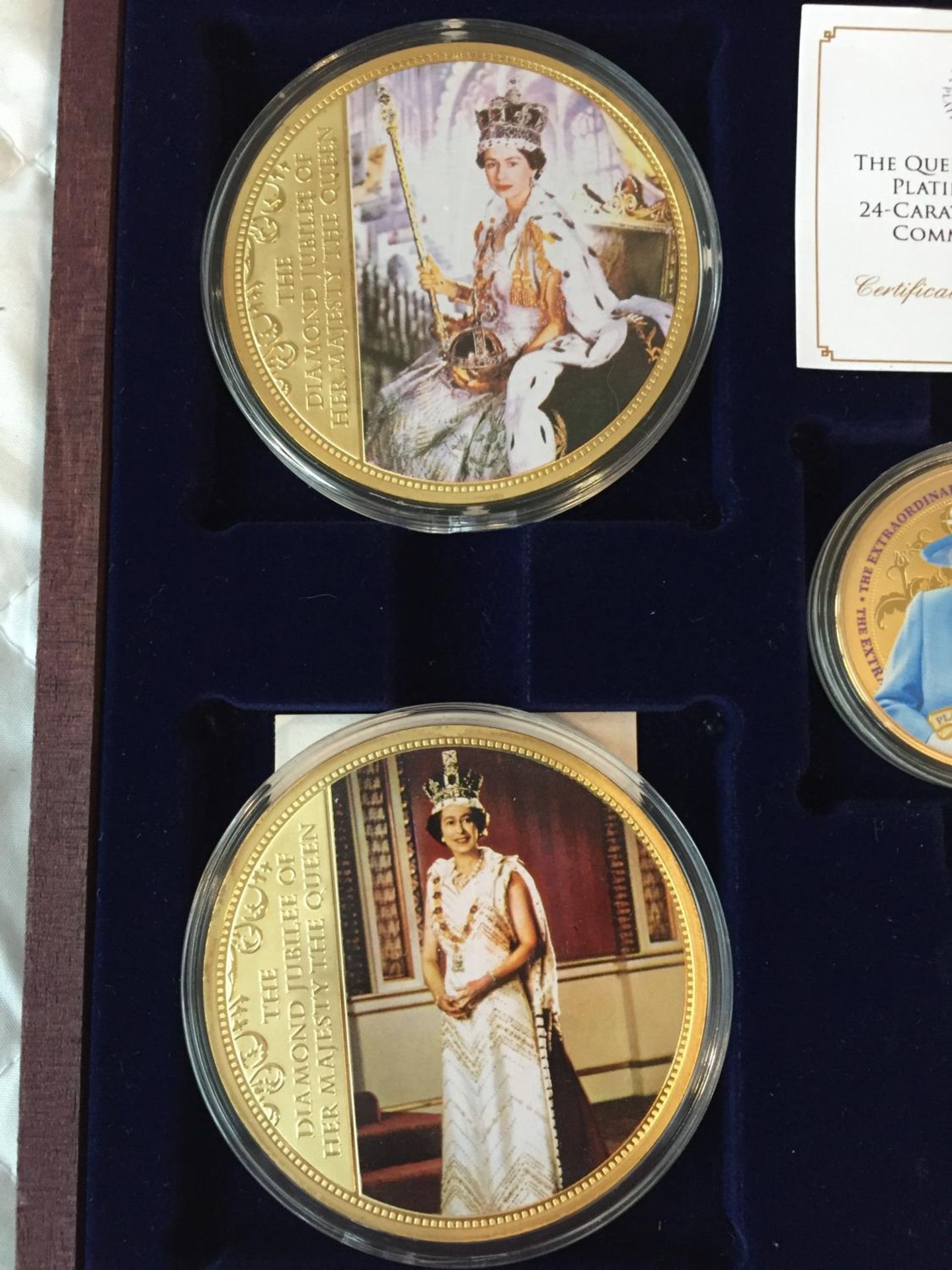 A COLLECTION OF VARIOUS COMMEMORATIVE COINS TO INCLUDE THE QUEEN ELIZABETH II PLATINUM JUBILEE 24 - Image 3 of 4