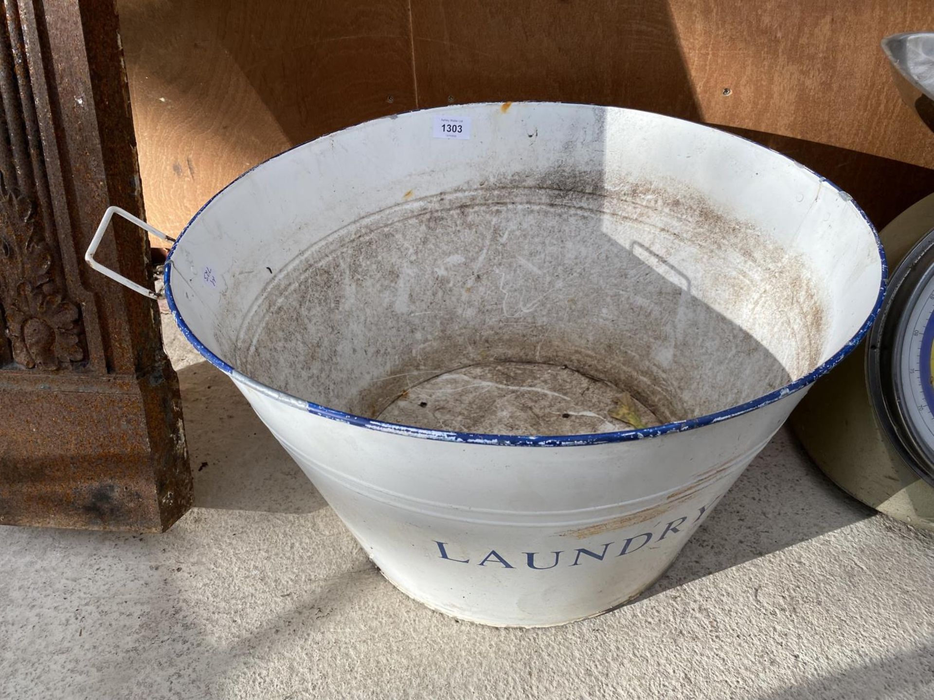 A VINTAGE ENAMEL LAUNDRY BATH