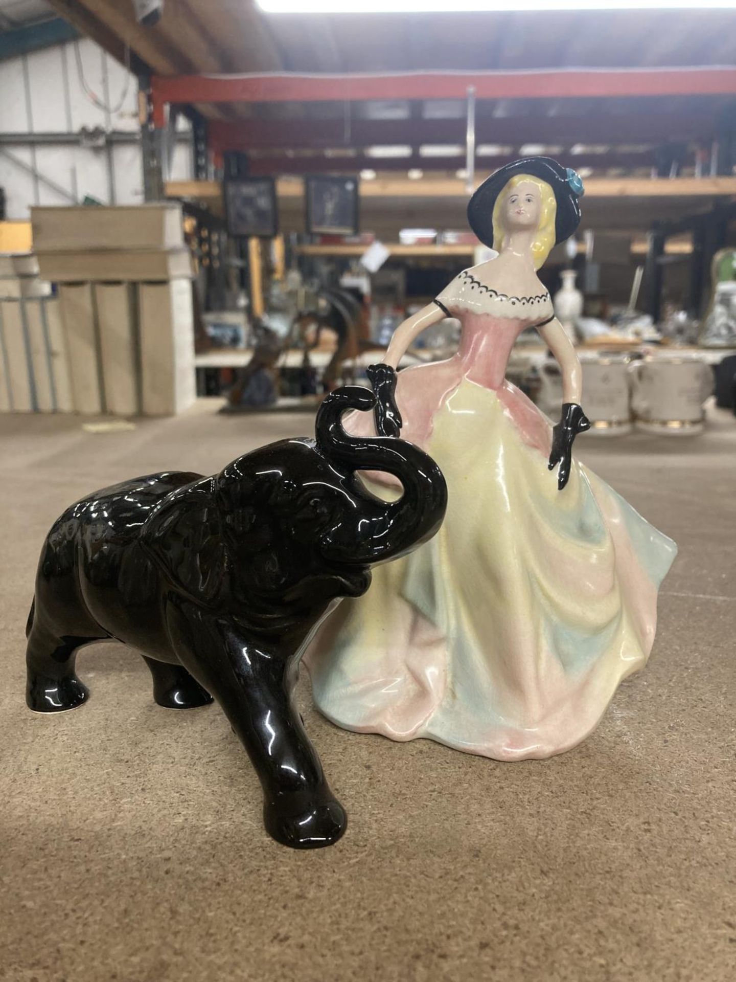 A QUANTITY OF CERAMIC ITEMS TO INCLUDE FAIRY FIGURINES, A VINTAGE LADY FIGURE AND AN ELEPHANT - Image 3 of 4