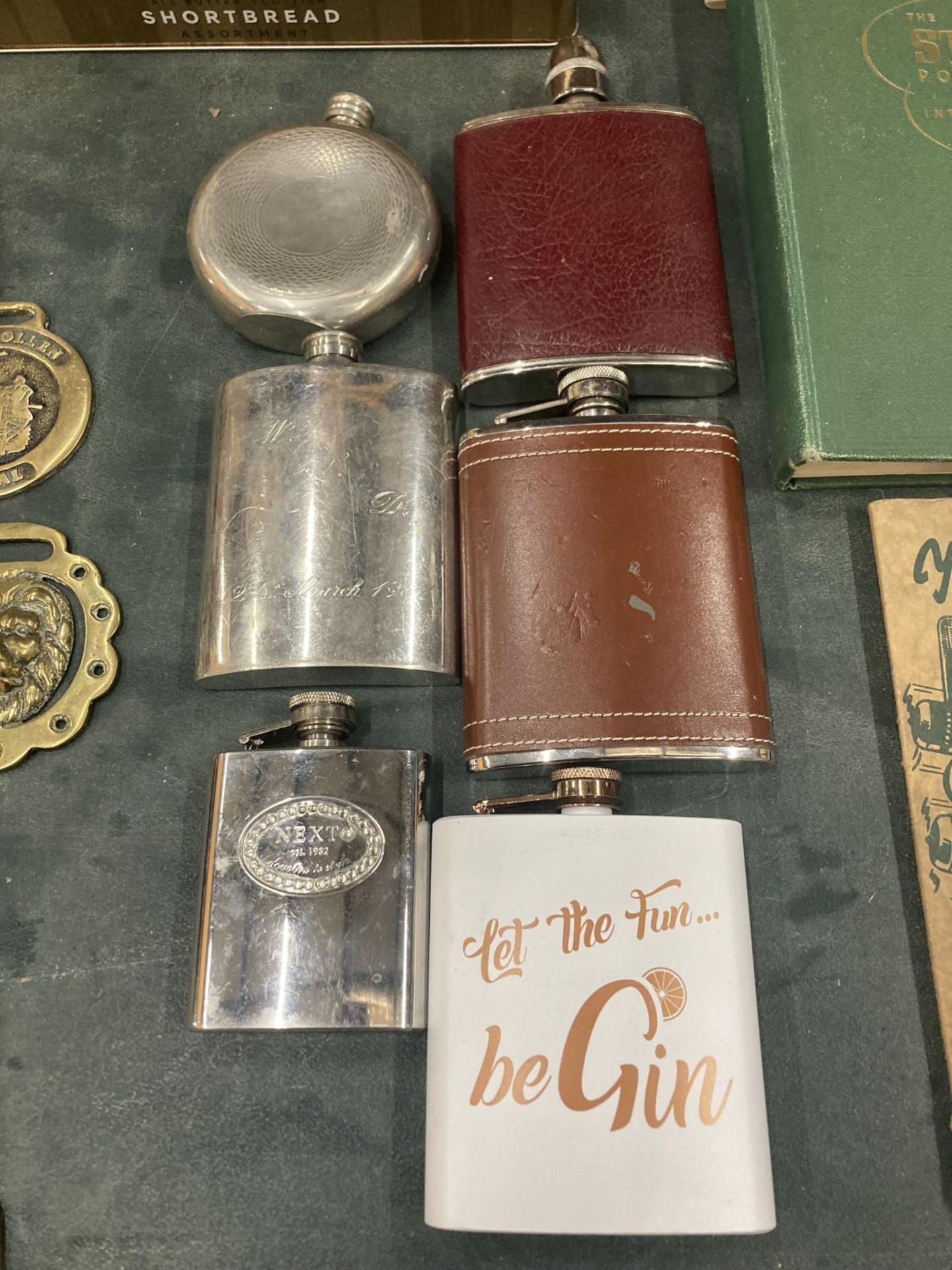 A QUANTITY OF VINTAGE AND MODERN HIP FLASKS SOME WITH INSCRIPTIONS