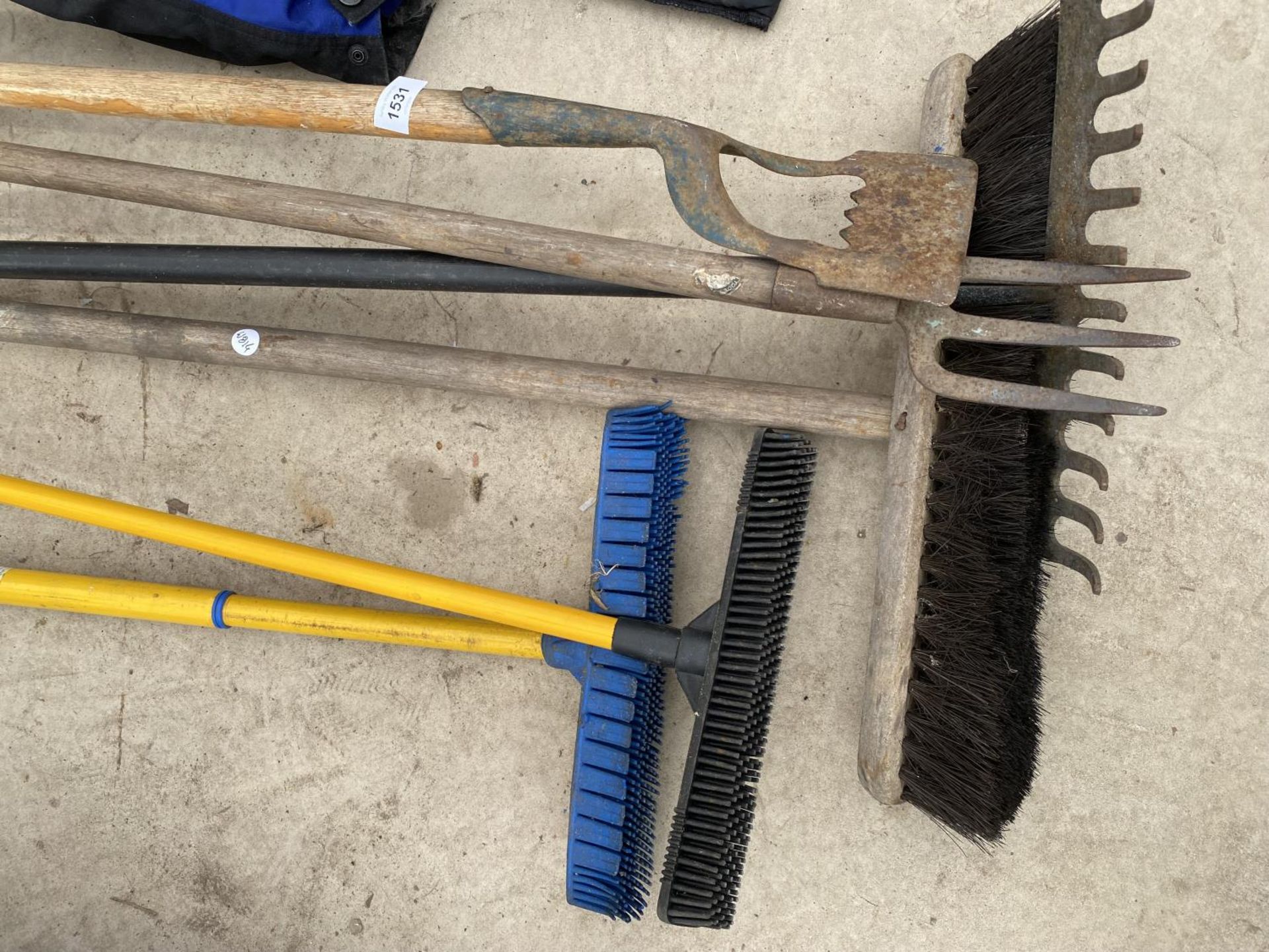 AN ASSORTMENT OF TOOLS TO INCLUDE BRUSHES, A RAKE AND A HOE ETC - Image 2 of 2