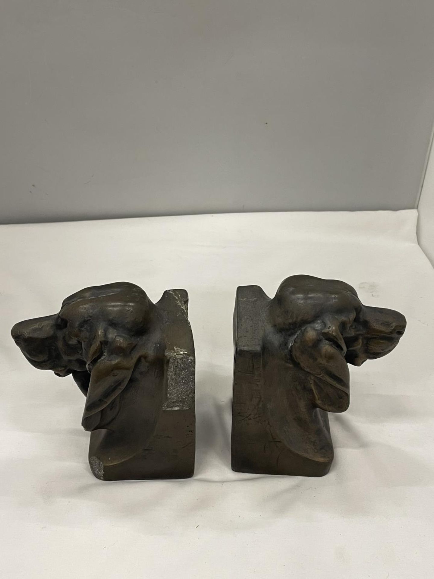 A PAIR OF DOGS HEAD BOOK ENDS - Image 2 of 3