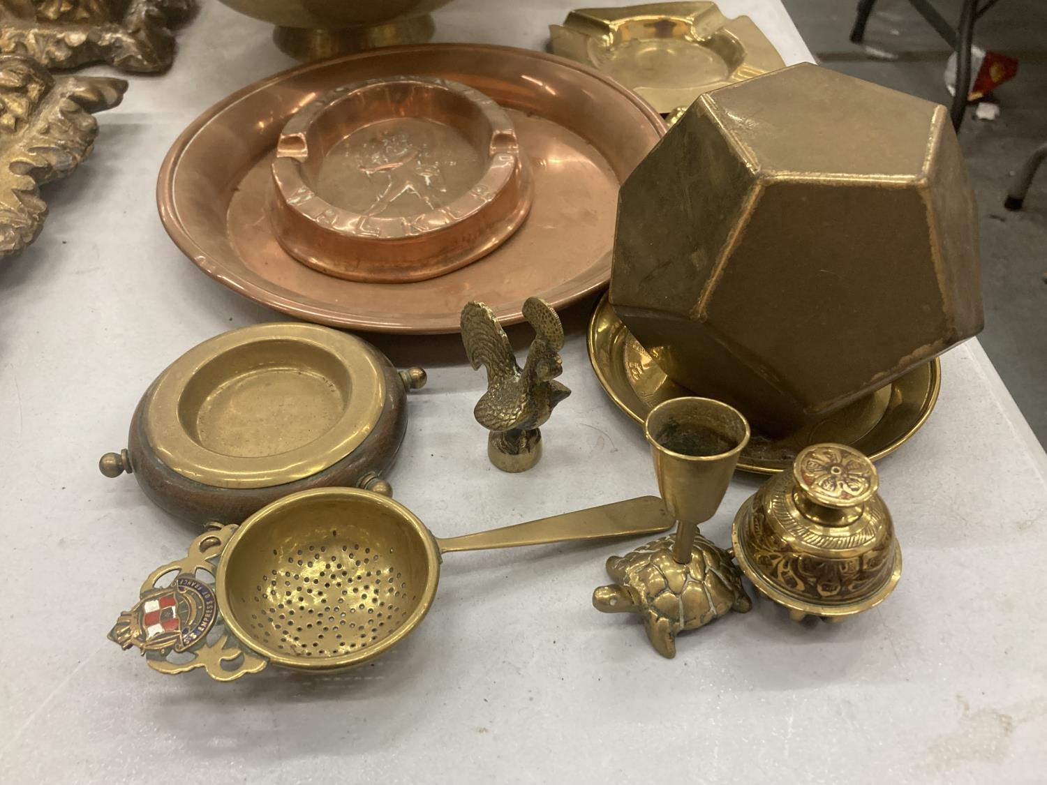 A QUANTITY OF BRASS AND COPPER ITEMS TO INCLUDE BOWLS, PLANTER, COPPER TRAY, JOHNNY WALKER COPPER - Image 2 of 3