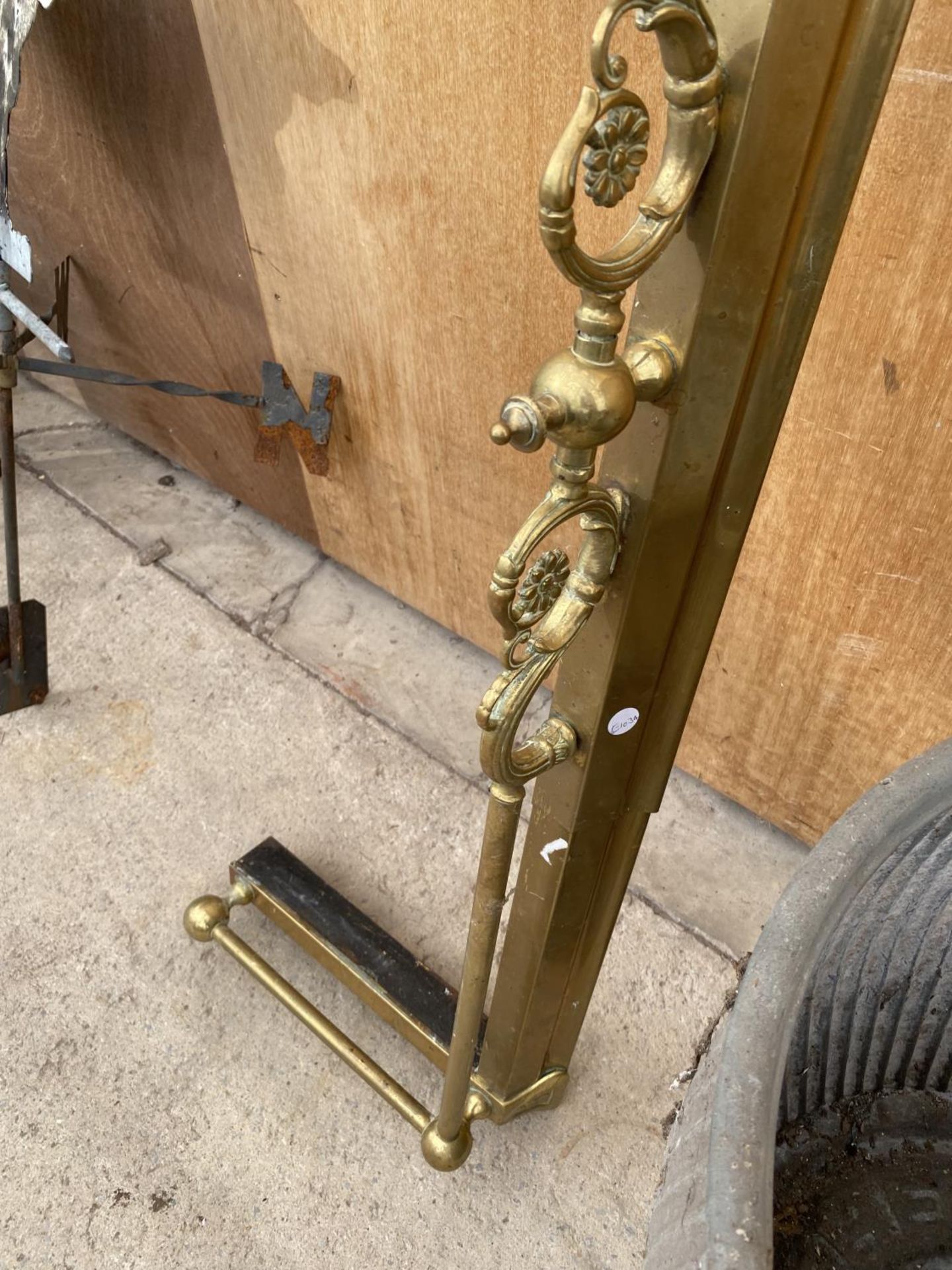 A DECORATIVE BRASS FIRE FENDER - Image 3 of 3