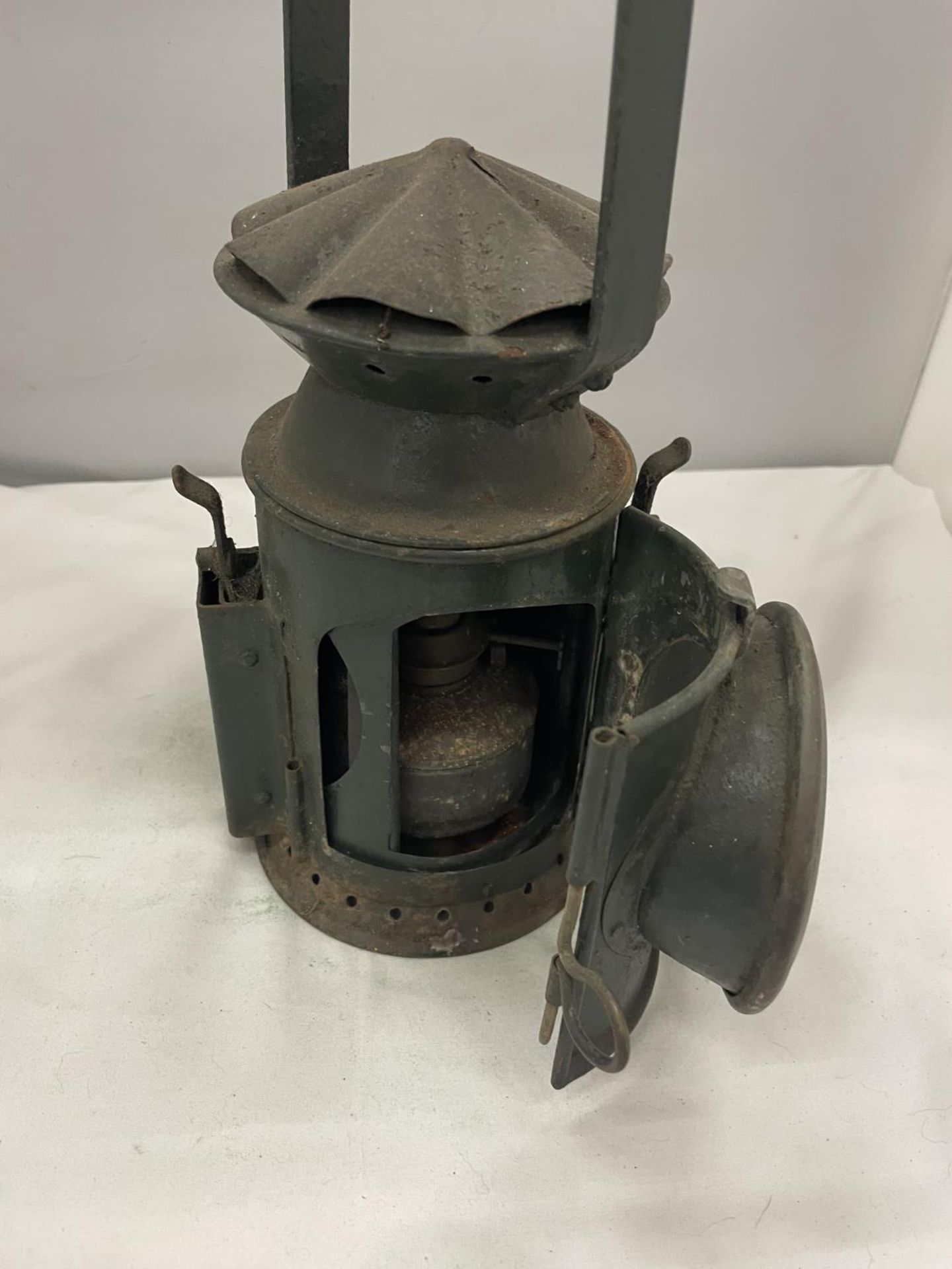 A VINTAGE RAILWAYS SIGNAL LAMP - Image 4 of 4