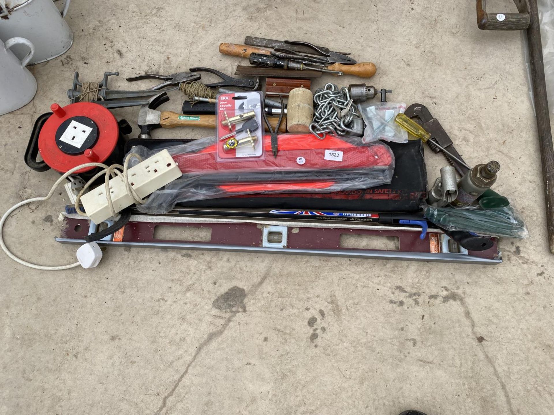 AN ASSORTMENT OF TOOLS TO INCLUDE HAMMERS, A SPIRIT LEVEL AND PLIERS ETC