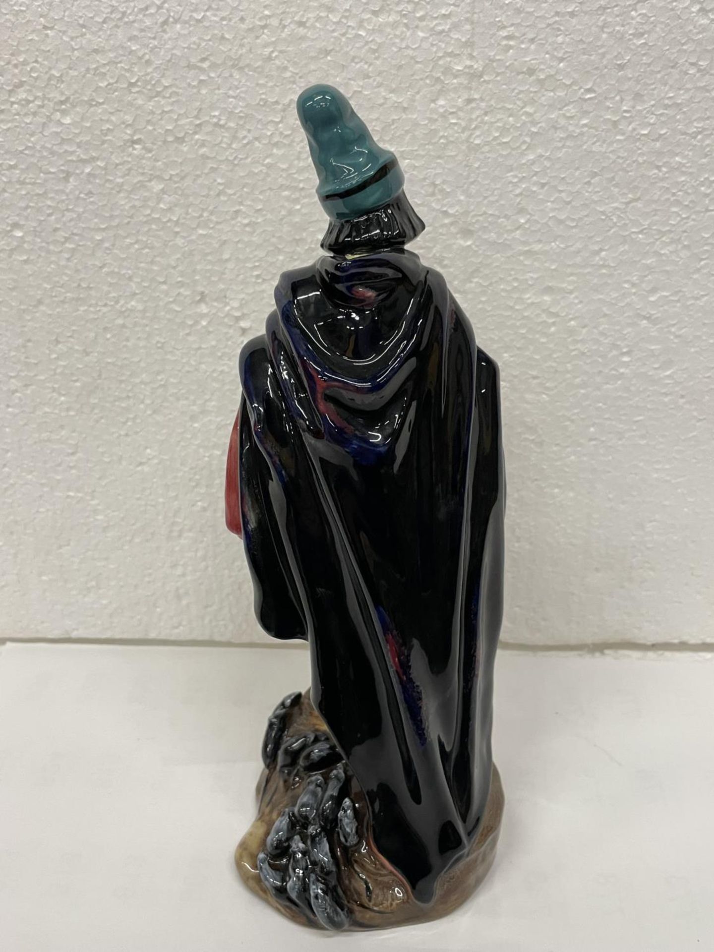 A ROYAL DOULTON FIGURE THE PIED PIPER HN 2102 - Image 3 of 5