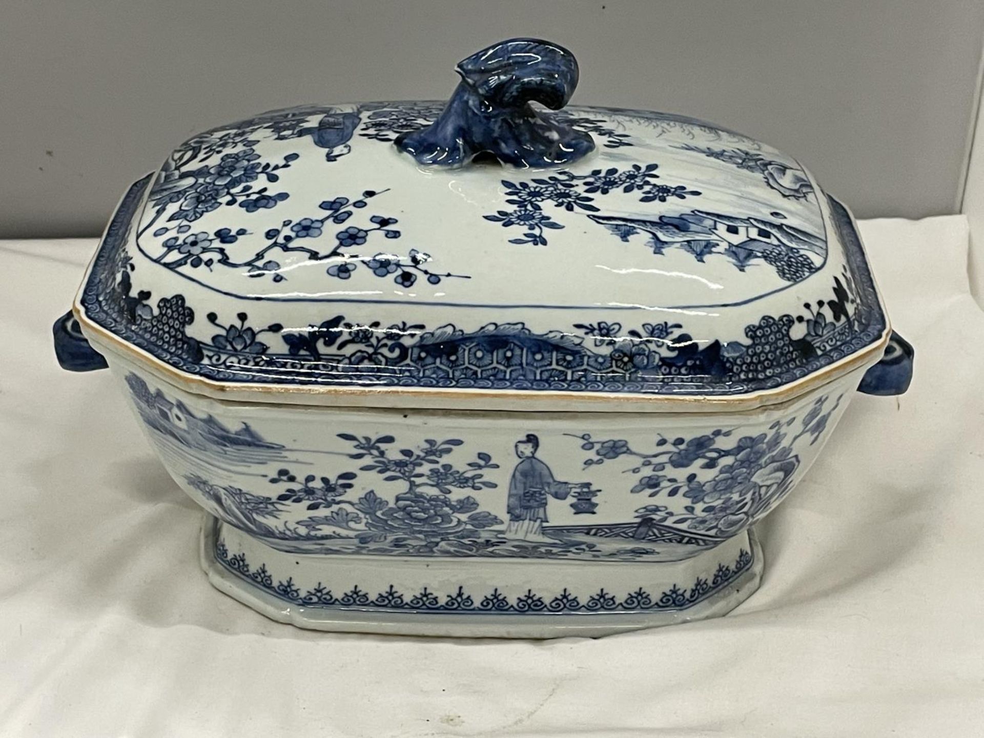 A BELIEVED TO BE LATE 18TH/EARLY 19TH CENTURY CHINESE QING DYNASTY/NANKIN BLUE AND WHITE LARGE - Image 6 of 9