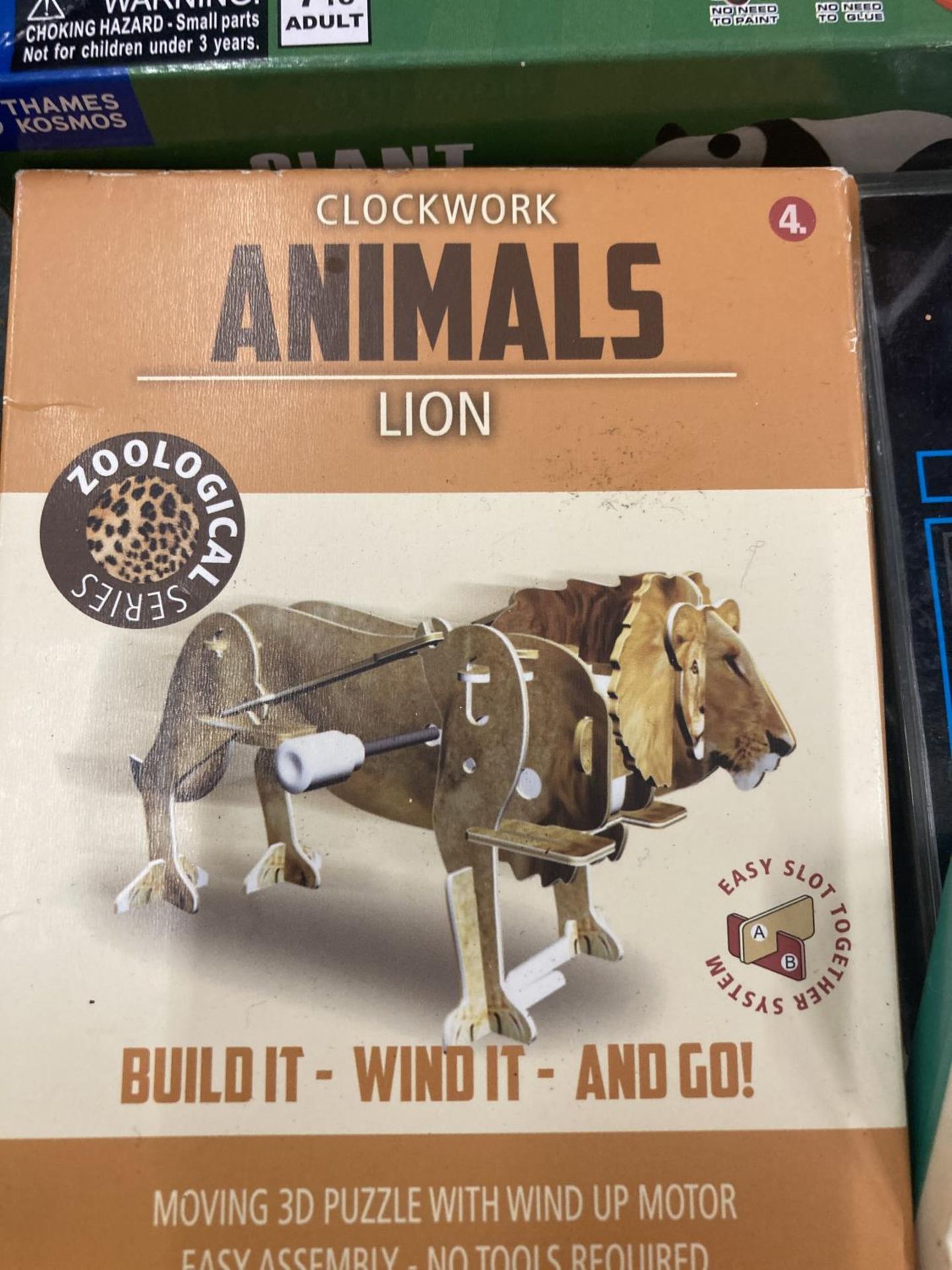 A COLLECTION OF VINTAGE AND MODERN GAMES TO INCLUDE DOMINOES, CLOCKWORK ANIMALS, TRIVIA, ETC - Image 2 of 4