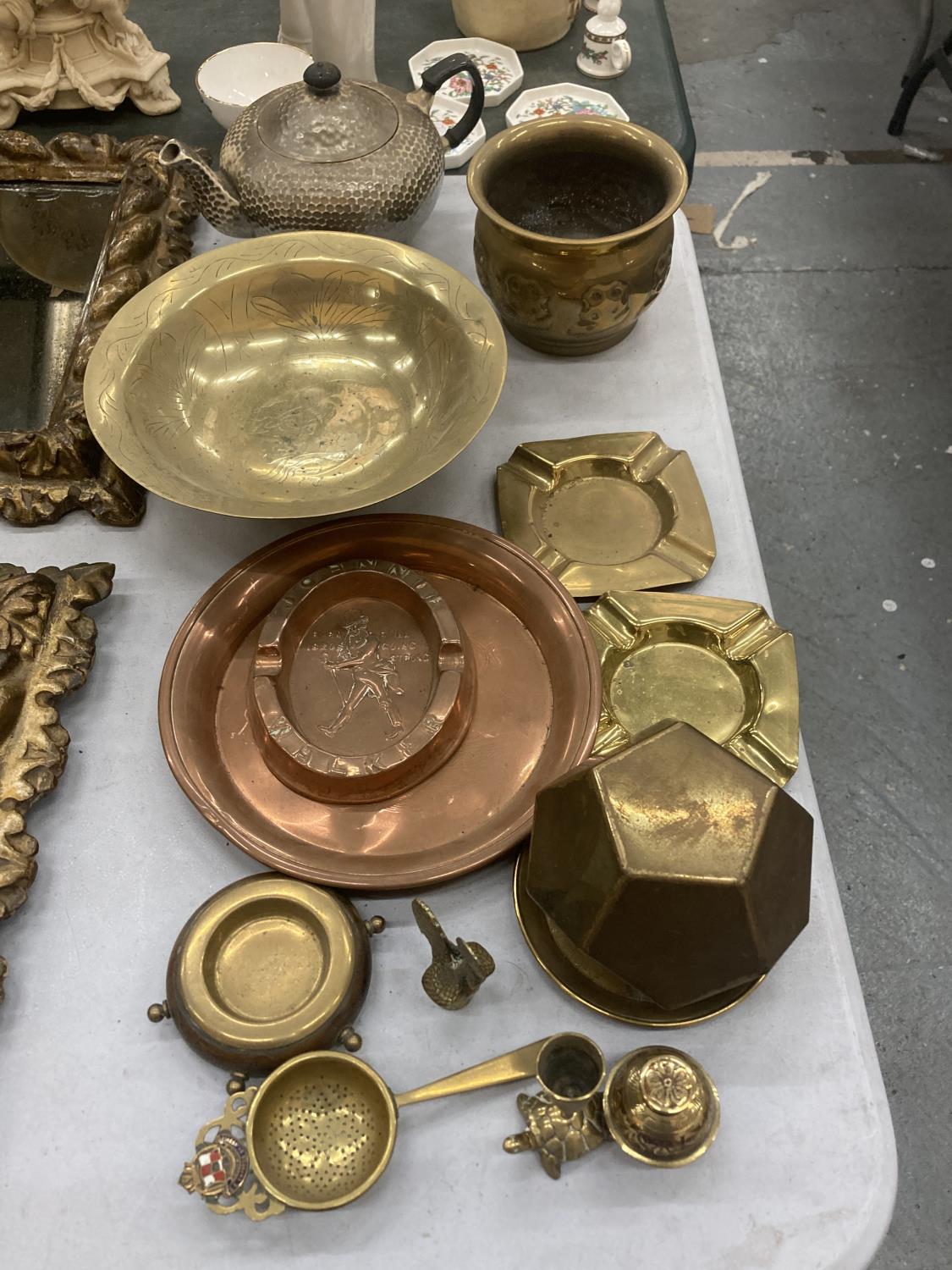 A QUANTITY OF BRASS AND COPPER ITEMS TO INCLUDE BOWLS, PLANTER, COPPER TRAY, JOHNNY WALKER COPPER