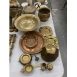 A QUANTITY OF BRASS AND COPPER ITEMS TO INCLUDE BOWLS, PLANTER, COPPER TRAY, JOHNNY WALKER COPPER