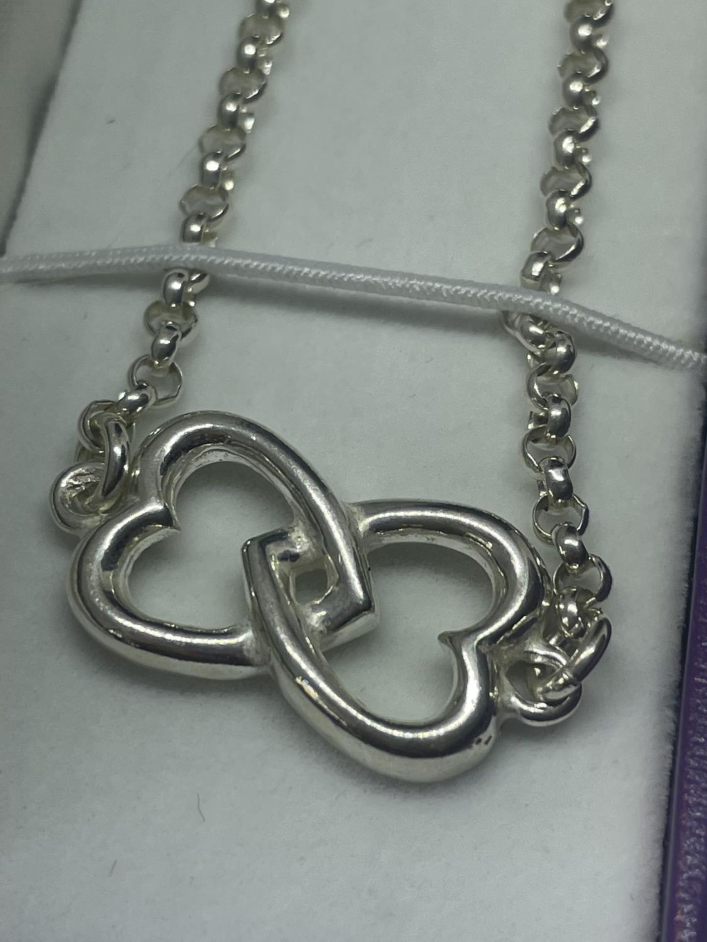 A MARKED SILVER NECKLACE WITH A DOUBLE HEART IN A PRESENTATION BOX - Image 2 of 4