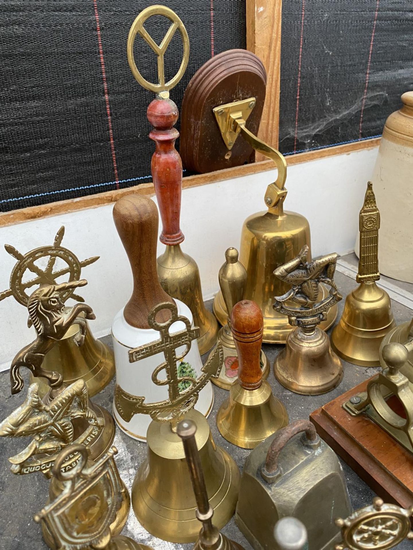 A LARGE QUANTITY OF BRASS HAND BELLS TO INCLUDE A BRASS SHIPS BELL WITH WOODEN PLINTH AND PULLEY - Image 2 of 5