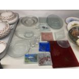 A QUANTITY OF GLASSWARE TO INCLUDE PATTERNED PLATES, BOWLS, ETC