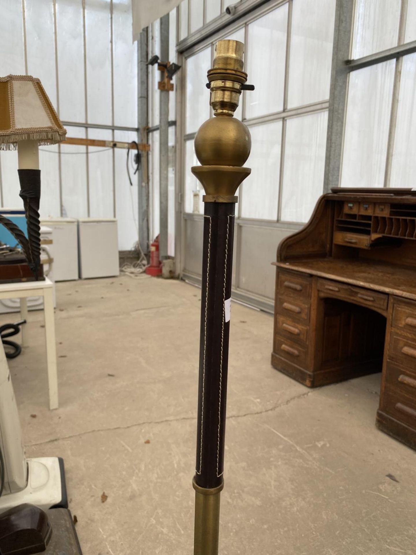 A HEAVY METAL STANDARD LAMP - Image 3 of 3
