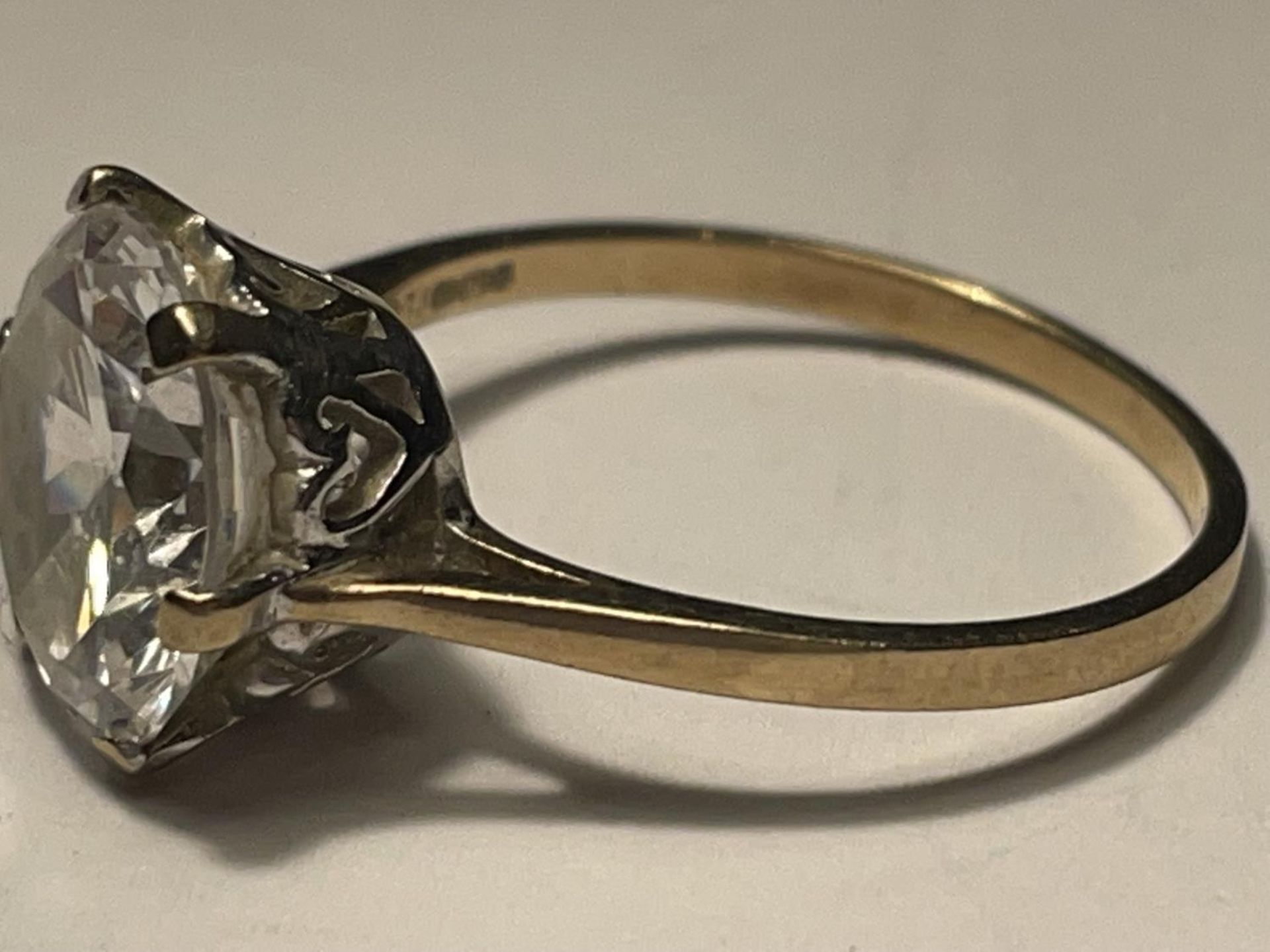 A 9 CARAT GOLD CLEAR STONE SOLITAIRE RING SIZE M/N - Image 3 of 4