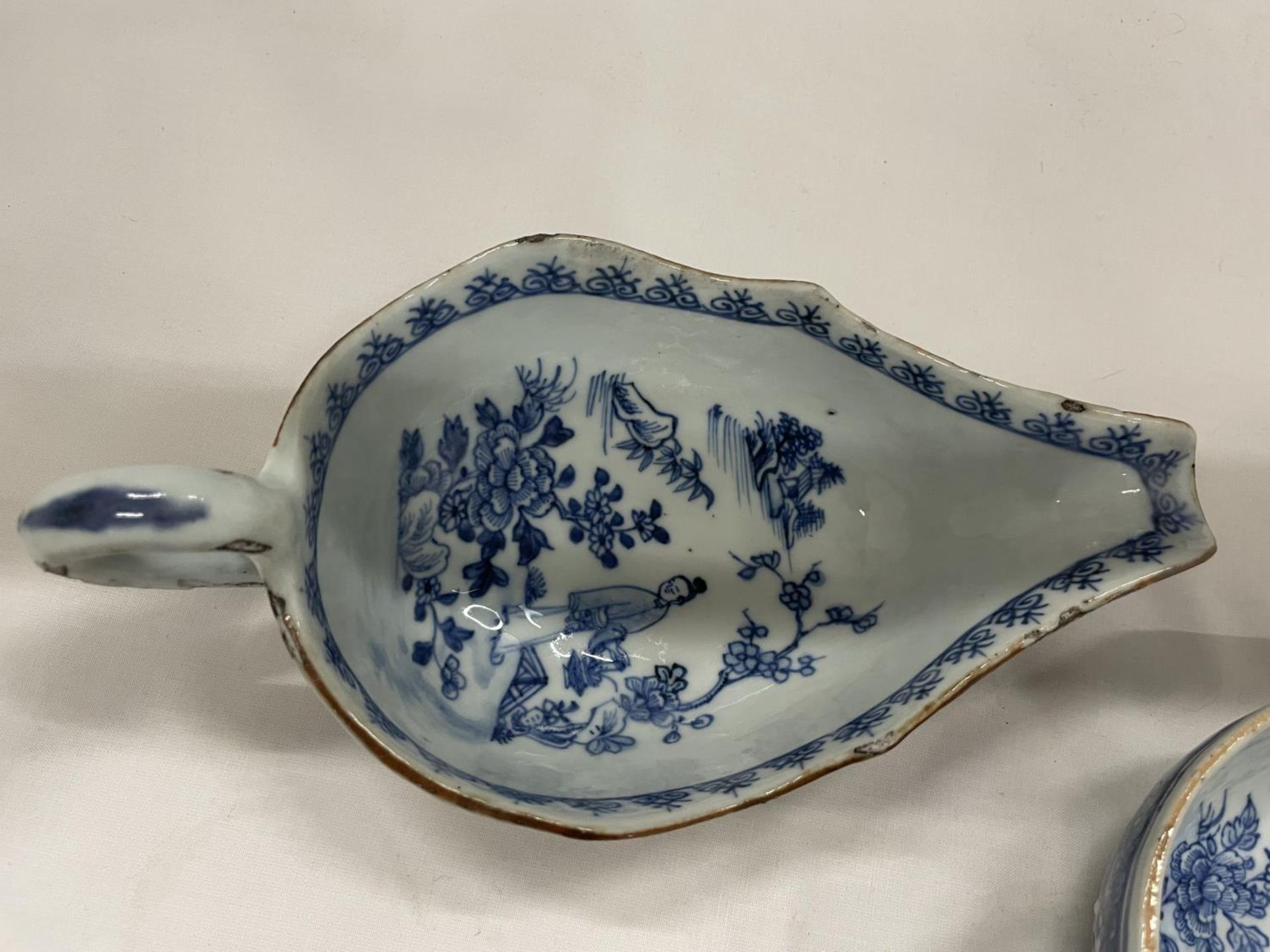 A BELIEVED TO BE LATE 18TH/EARLY 19TH CENTURY CHINESE QING DYNASTY/NANKIN BLUE AND WHITE SAUCE - Image 4 of 8