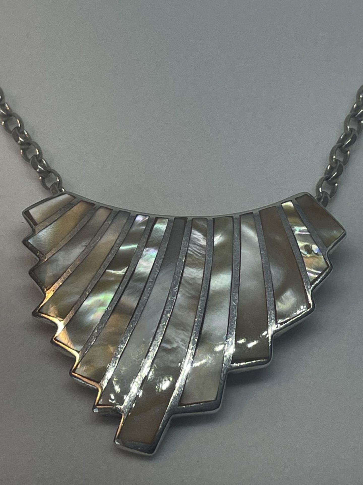 A MARKED SILVER DECO STYLE NECKLACE IN A PRESENTATION BOX - Image 2 of 4