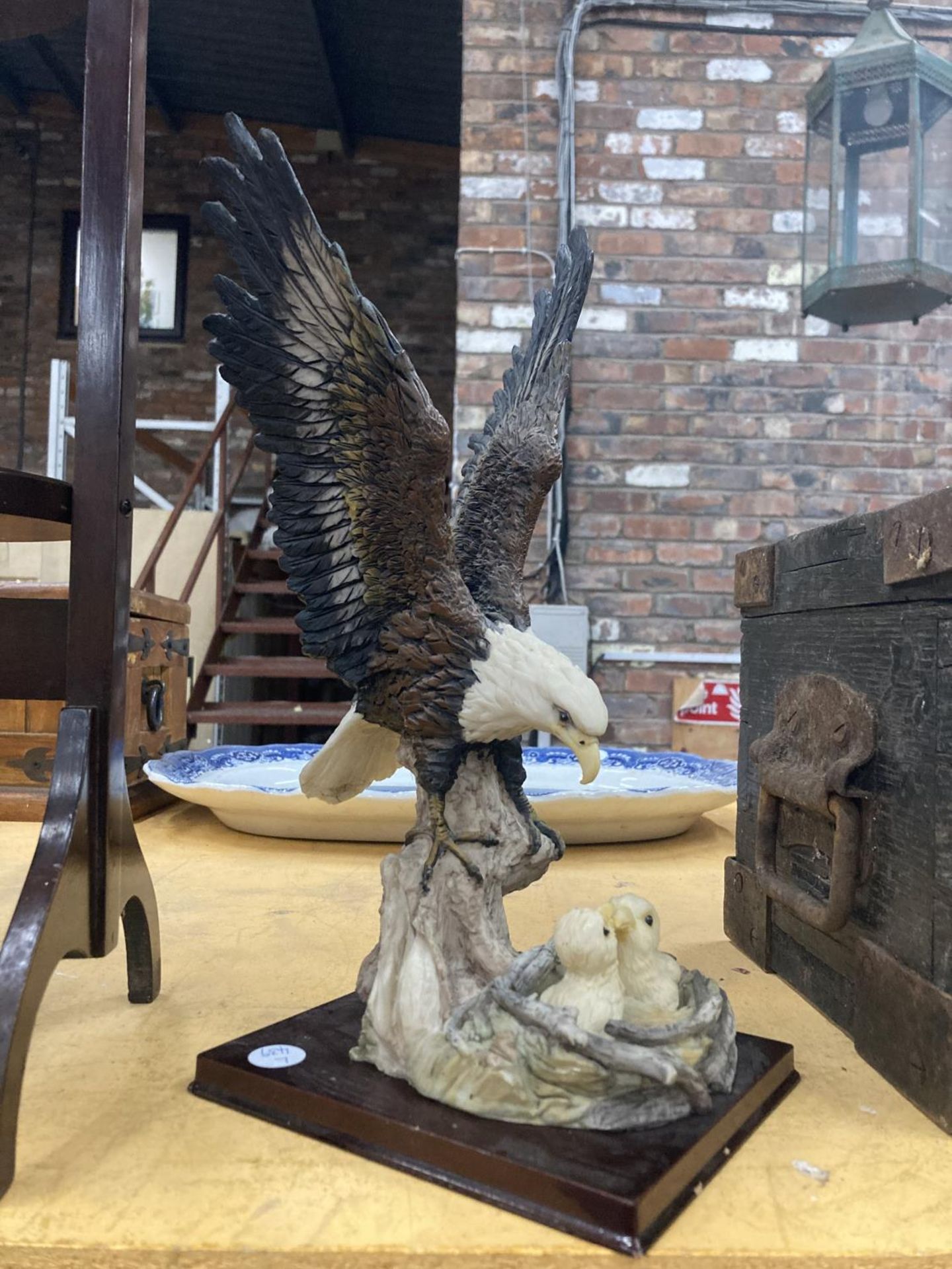 A RESIN MODEL OF A GOLDEN EAGLE WITH CHICKS IN A NEST HEIGHT 34CM - Image 2 of 4