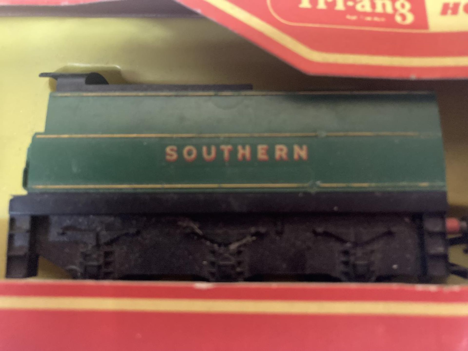 A TRI-ANG HORNBY MODEL OF SOUTHERN GOLDEN ARROW 4-6-2 LOCOMOTIVE WINSTON CHURCHILL IN BOX - Image 2 of 6
