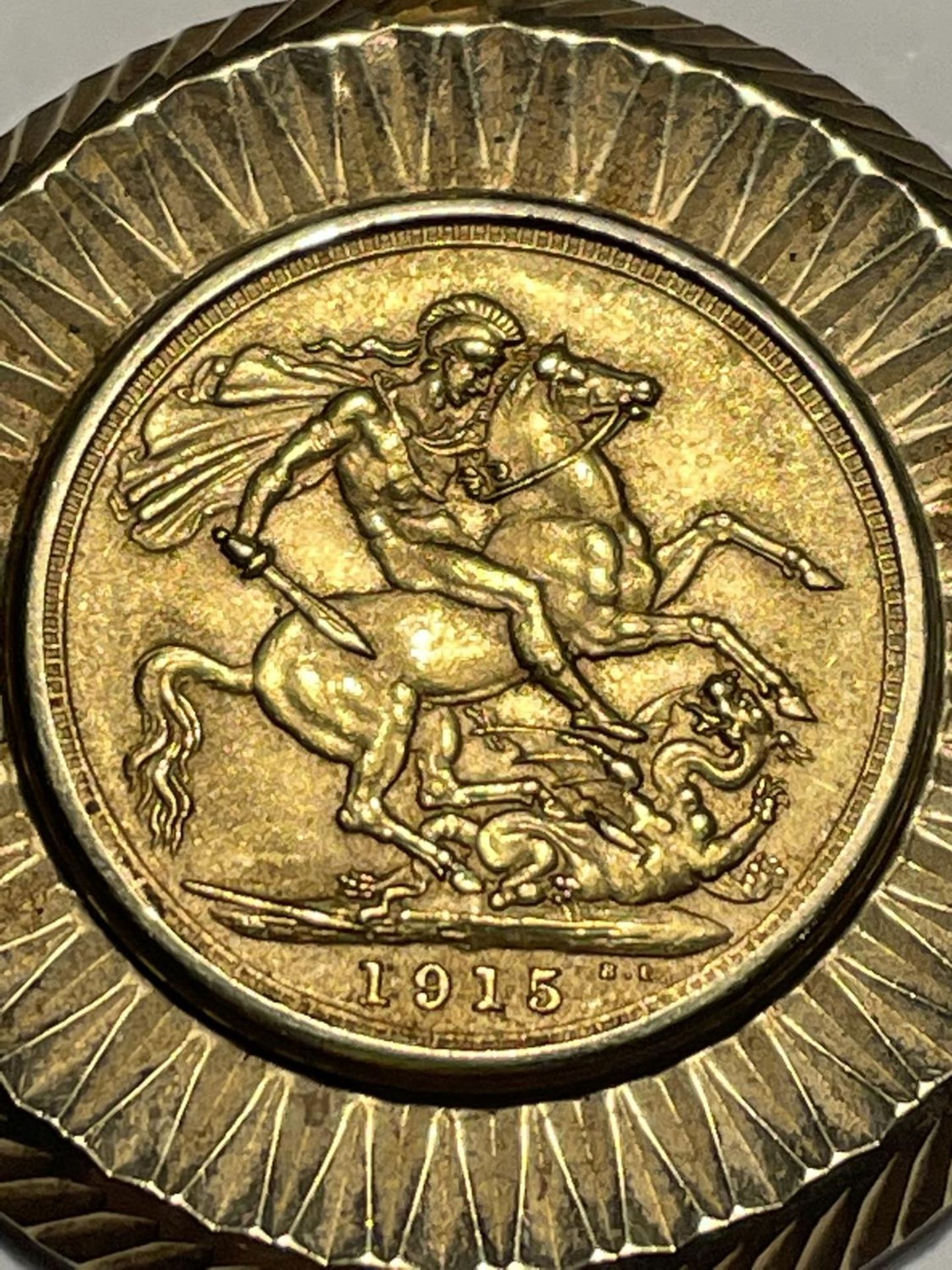 A 1915 GOLD SOVEREIGN IN A 9 CARAT GOLD MOUNT WITH A 9 CARAT GOLD CHAIN GROSS WEIGHT 19.78 GRAMS - Image 3 of 6