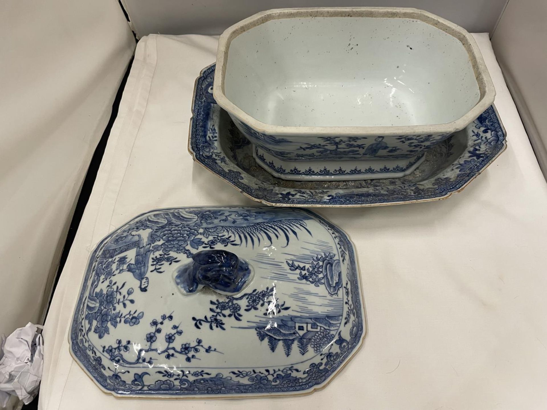 A BELIEVED TO BE LATE 18TH/EARLY 19TH CENTURY CHINESE QING DYNASTY/NANKIN BLUE AND WHITE LARGE - Image 4 of 9