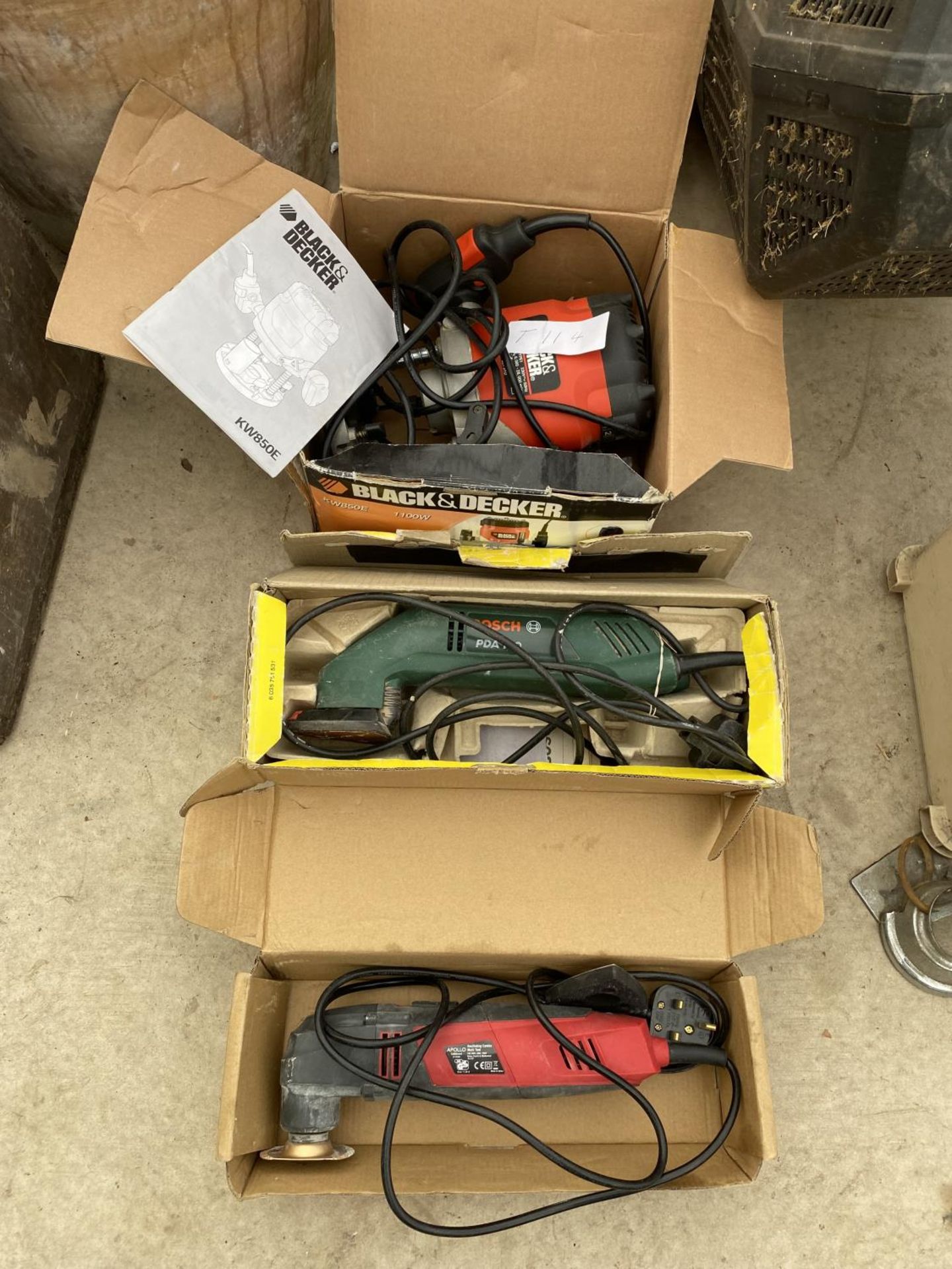 AN ASSORTMENT OF POWER TOOLS TO INCLUDE A BLACK AND DECKER ROUTER AND A BOACH DETAIL SANDER ETC