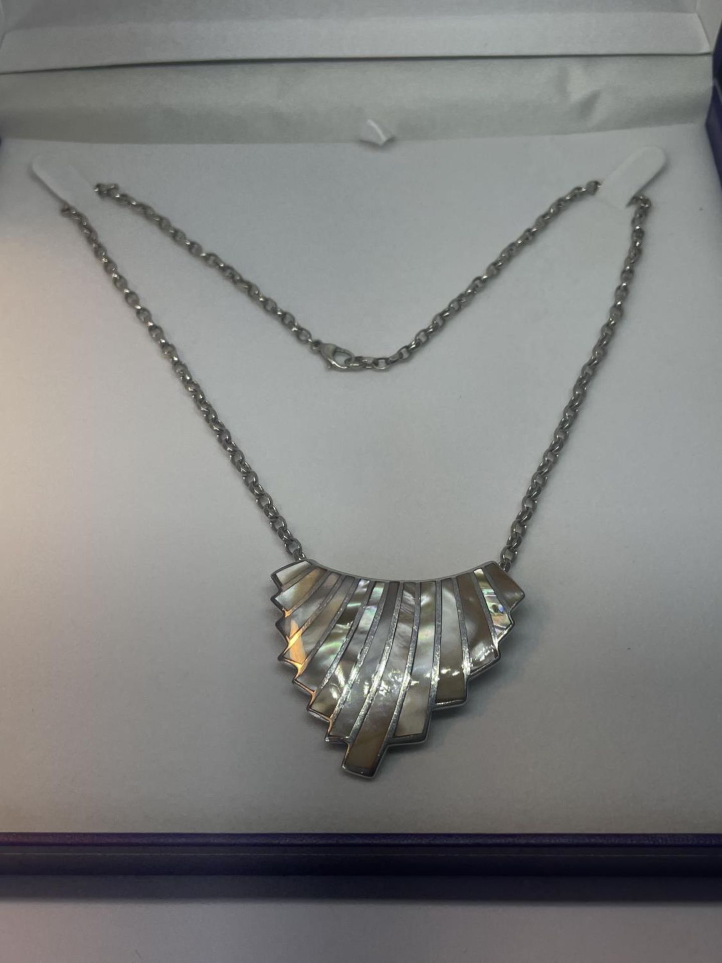 A MARKED SILVER DECO STYLE NECKLACE IN A PRESENTATION BOX