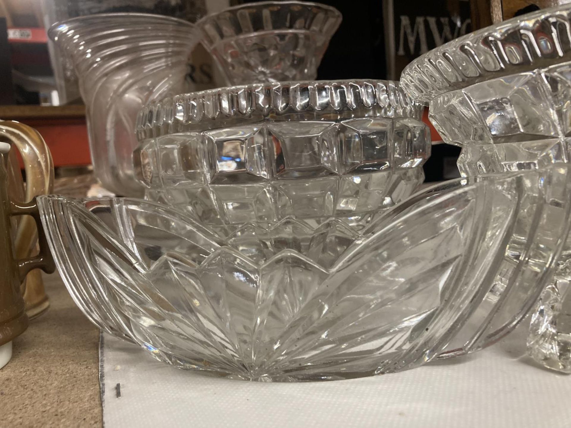 A QUANTITY OF GLASSWARE TO INCLUDE VASES, FOOTED BOWLS, ETC - Image 3 of 4