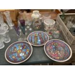 AN ASSORTMENT OF CERAMIC AND GLASS WARE TO INCLUDE VASES, JUGS AND PLATES