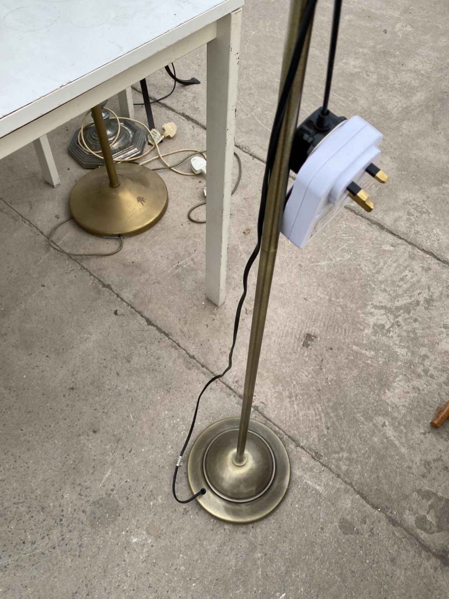 A BRASS STANDARD LAMP - Image 2 of 3
