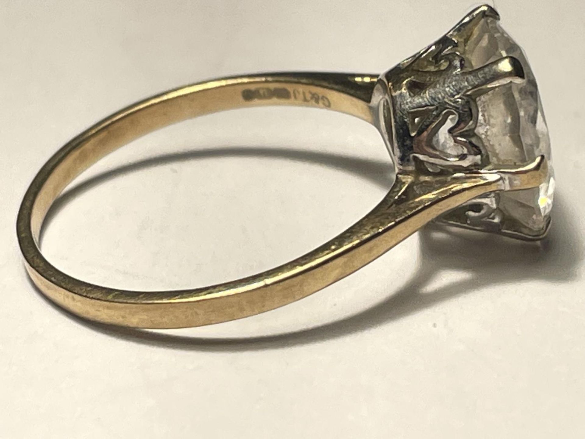 A 9 CARAT GOLD CLEAR STONE SOLITAIRE RING SIZE M/N - Image 2 of 4