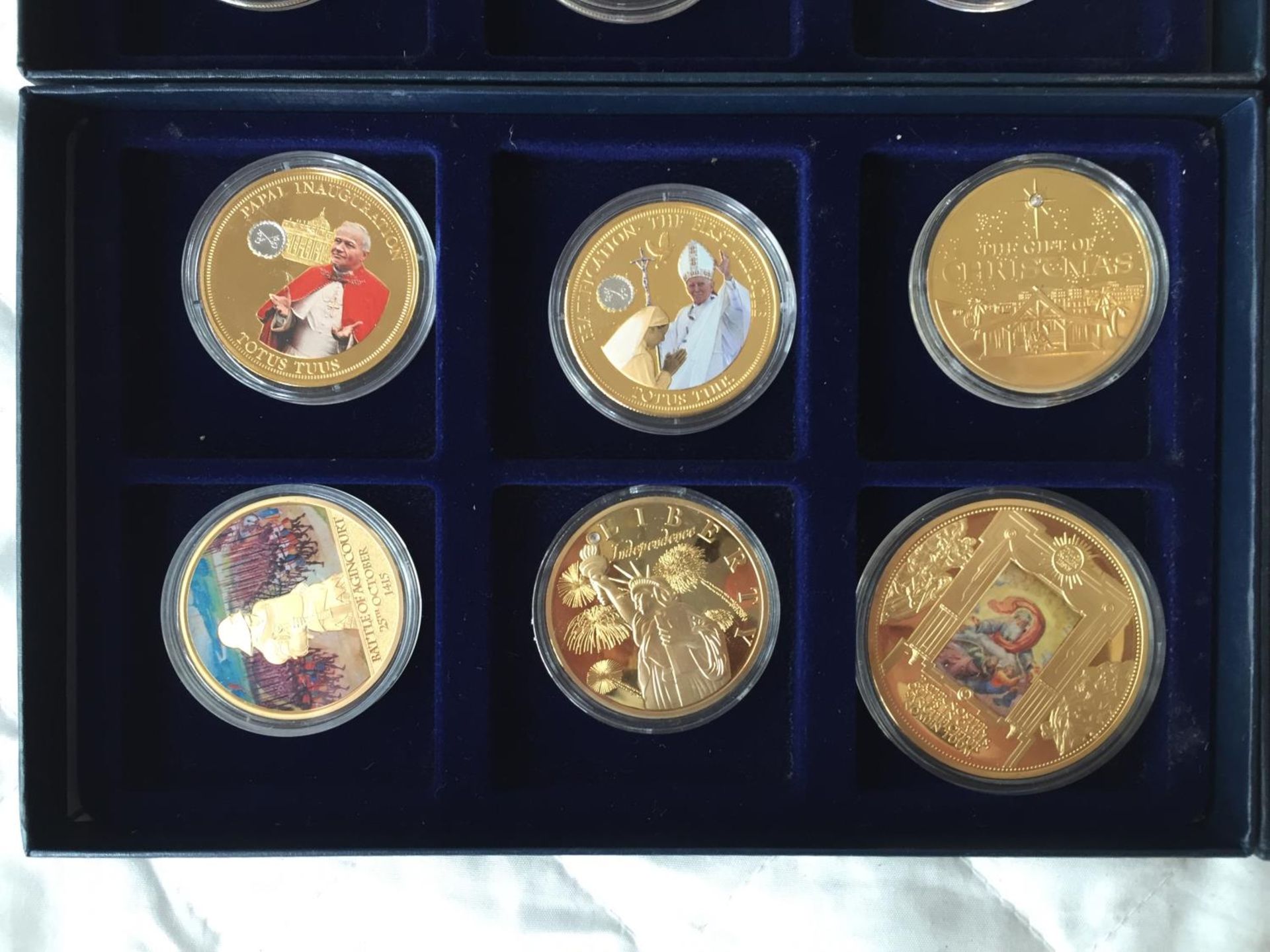 A COLLECTION OF COMMEMORATIVE COINS MOSTLY REPRESENTING VARIOUS MONARCHS ETC. IN CAPSULES, SOME - Image 4 of 7
