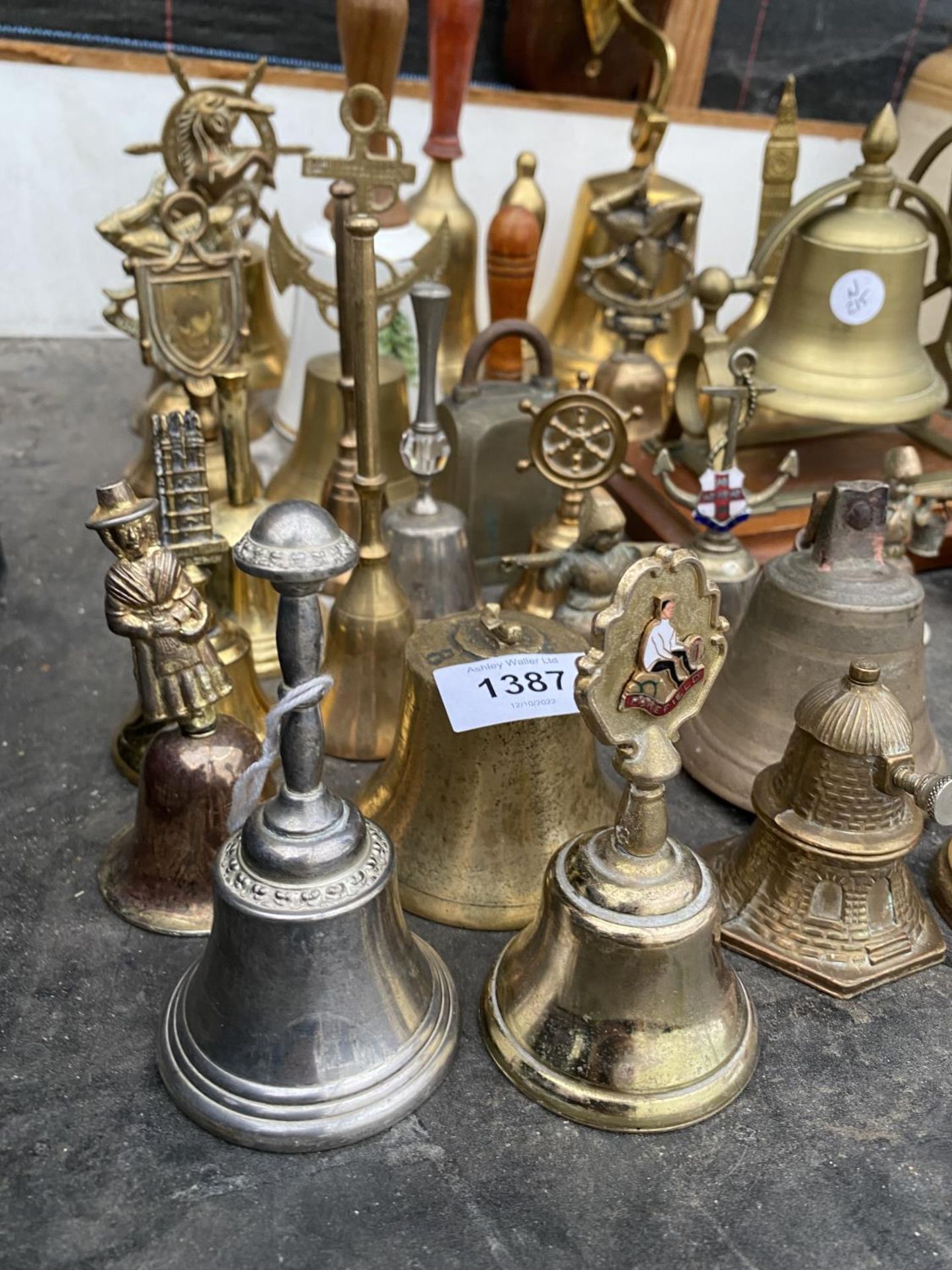 A LARGE QUANTITY OF BRASS HAND BELLS TO INCLUDE A BRASS SHIPS BELL WITH WOODEN PLINTH AND PULLEY - Image 5 of 5