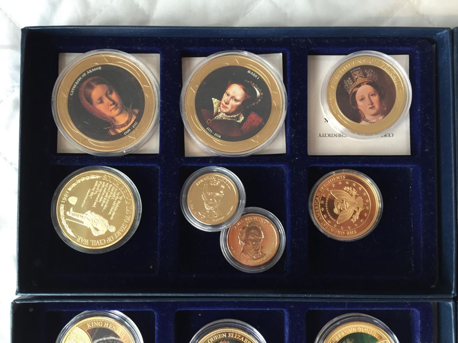 A COLLECTION OF COMMEMORATIVE COINS MOSTLY REPRESENTING VARIOUS MONARCHS ETC. IN CAPSULES, SOME - Image 2 of 7