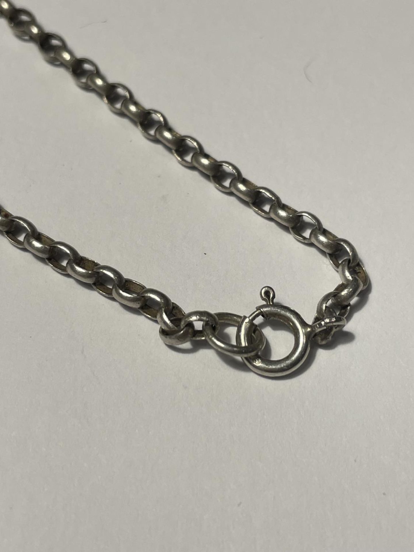 A LARGE HALLMARKED BIRMINGHAM SILVER LOCKET ON A MARKED SILVER CHAIN - Image 3 of 4