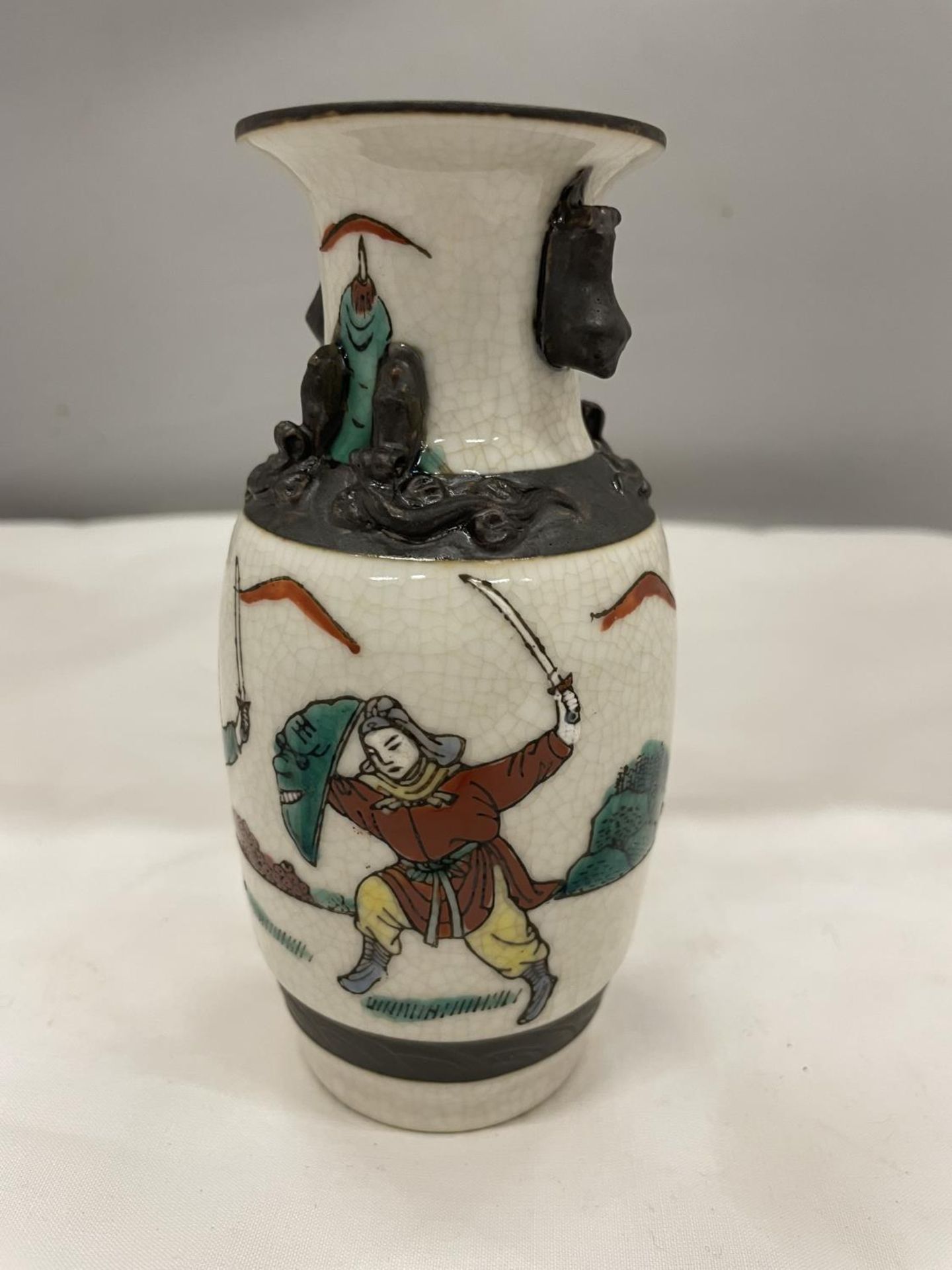 A CRACKLE GLAZE CHINESE VASE DEPICTING WARRIORS IN BATTLE