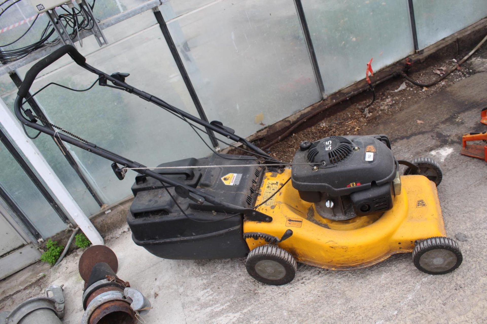 A JCB PETROL ENGINE PUSH LAWN MOWER WITH BGRASS BOX NO VAT