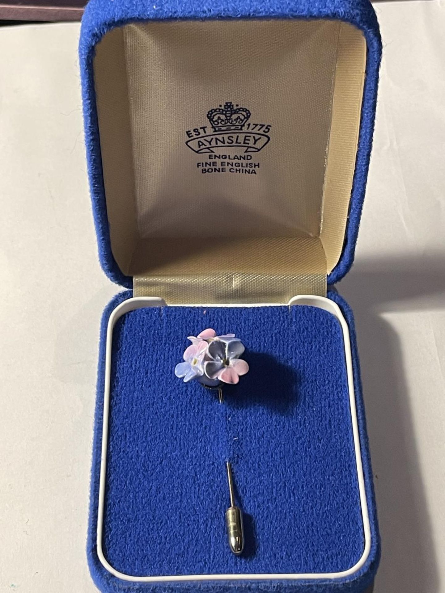 A BOXED AYNSELY PIN WITH FLOWER DECORATION