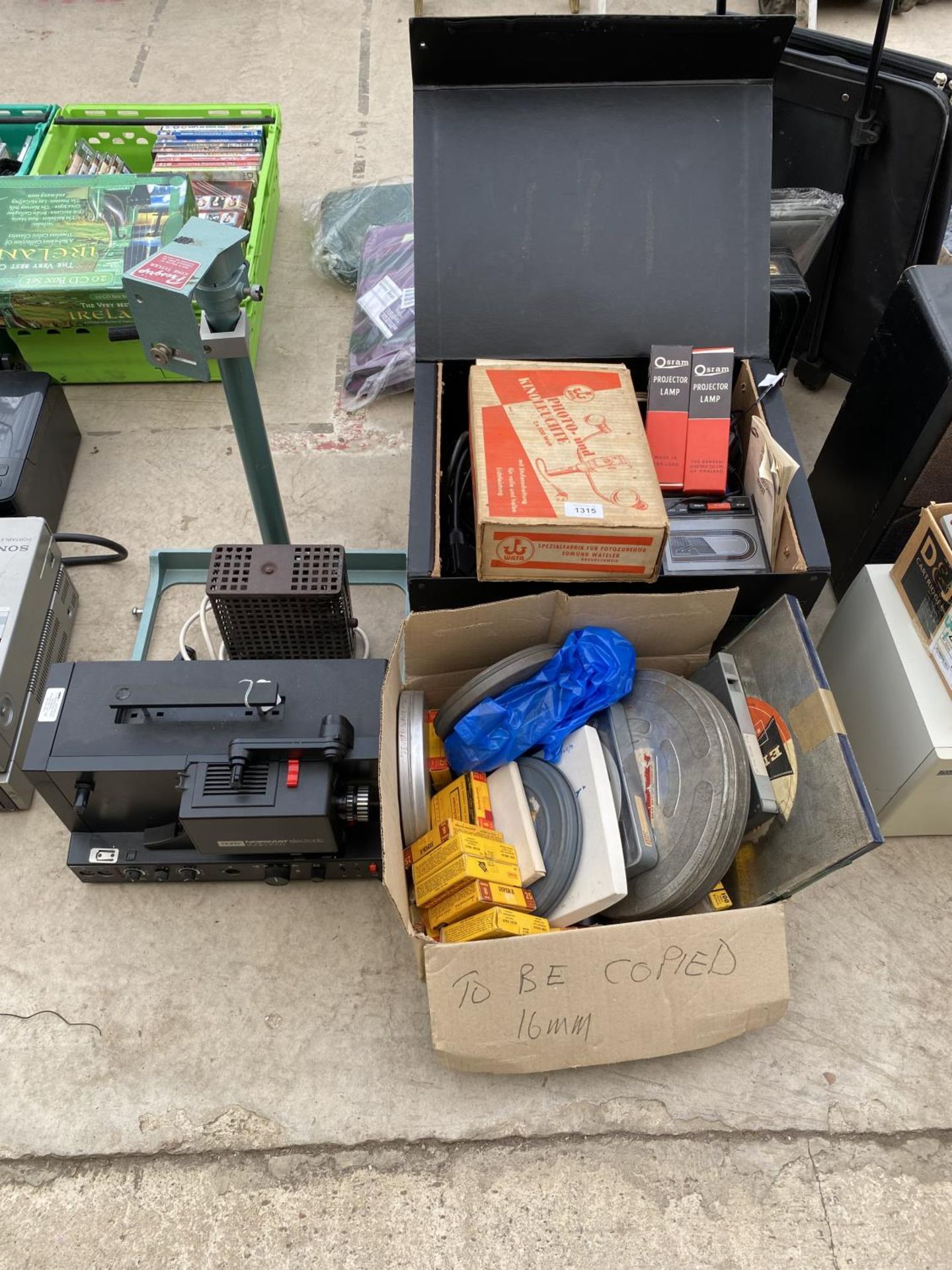 AN ASSORTMENT OF ITEMS TO INCLUDE A NORIS NORIMAT STUDIO 2000 PROJECTOR AND AN ASSORTMENT OF FILM