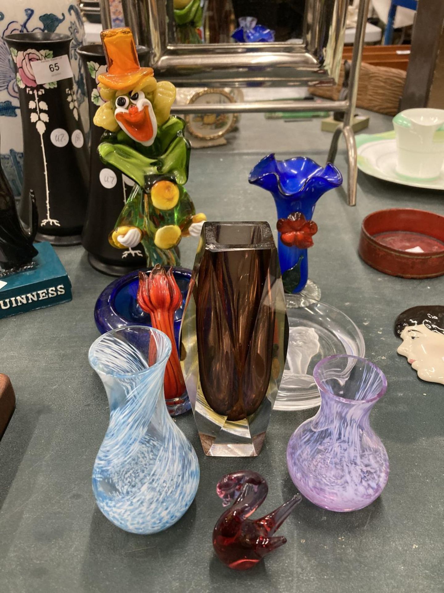 A QUANTITY OF GLASSWARE TO INCLUDE A MURANO STYLE CLOWN, LION COASTER, CAITHNESS STYLE VASES, VASES,