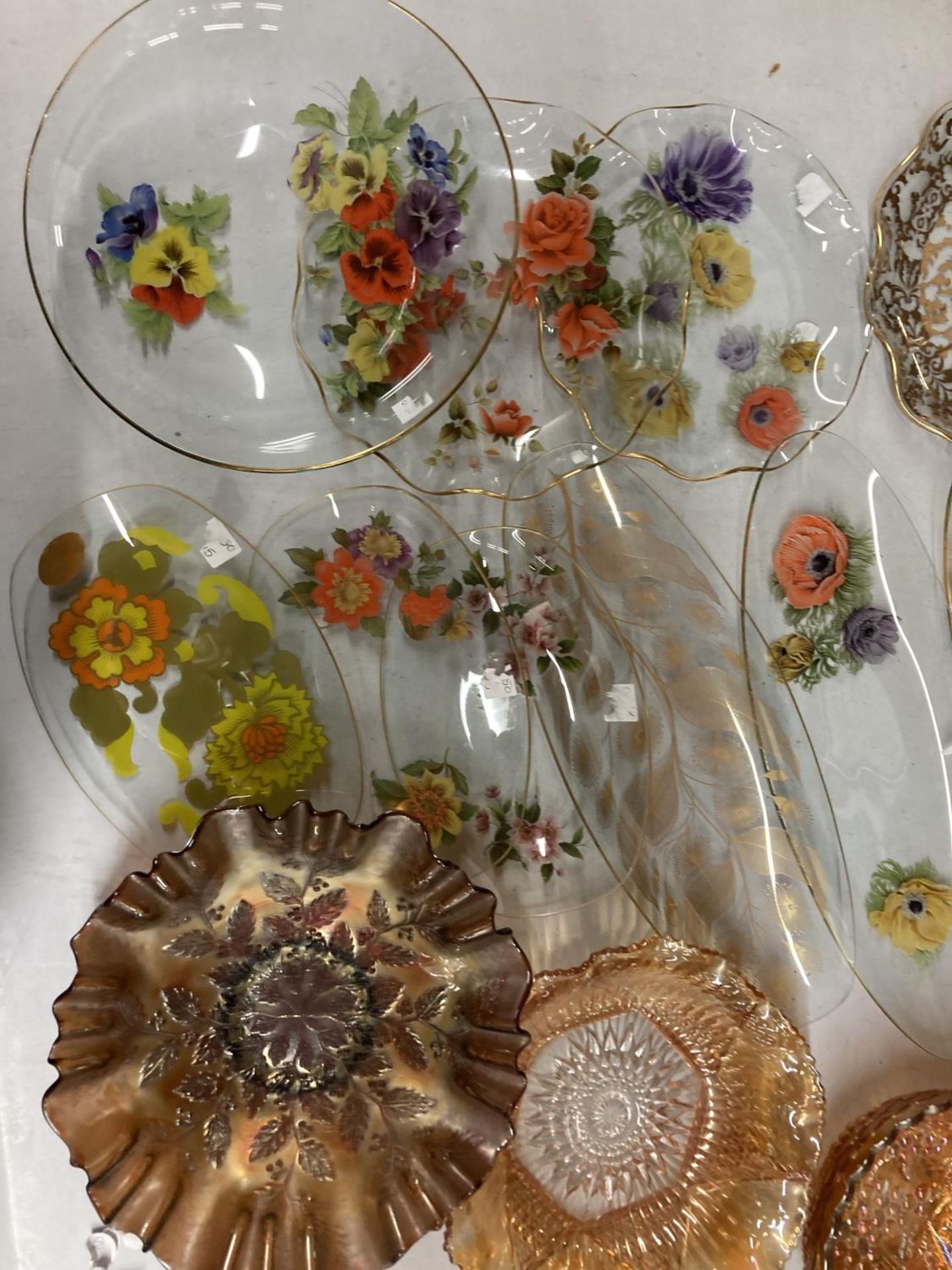 A QUANTITY OF GLASSWARE TO INCLUDE FLORAL PRINTED SERVING PLATES AND CARNIVAL GLASS BOWLS - Image 6 of 6