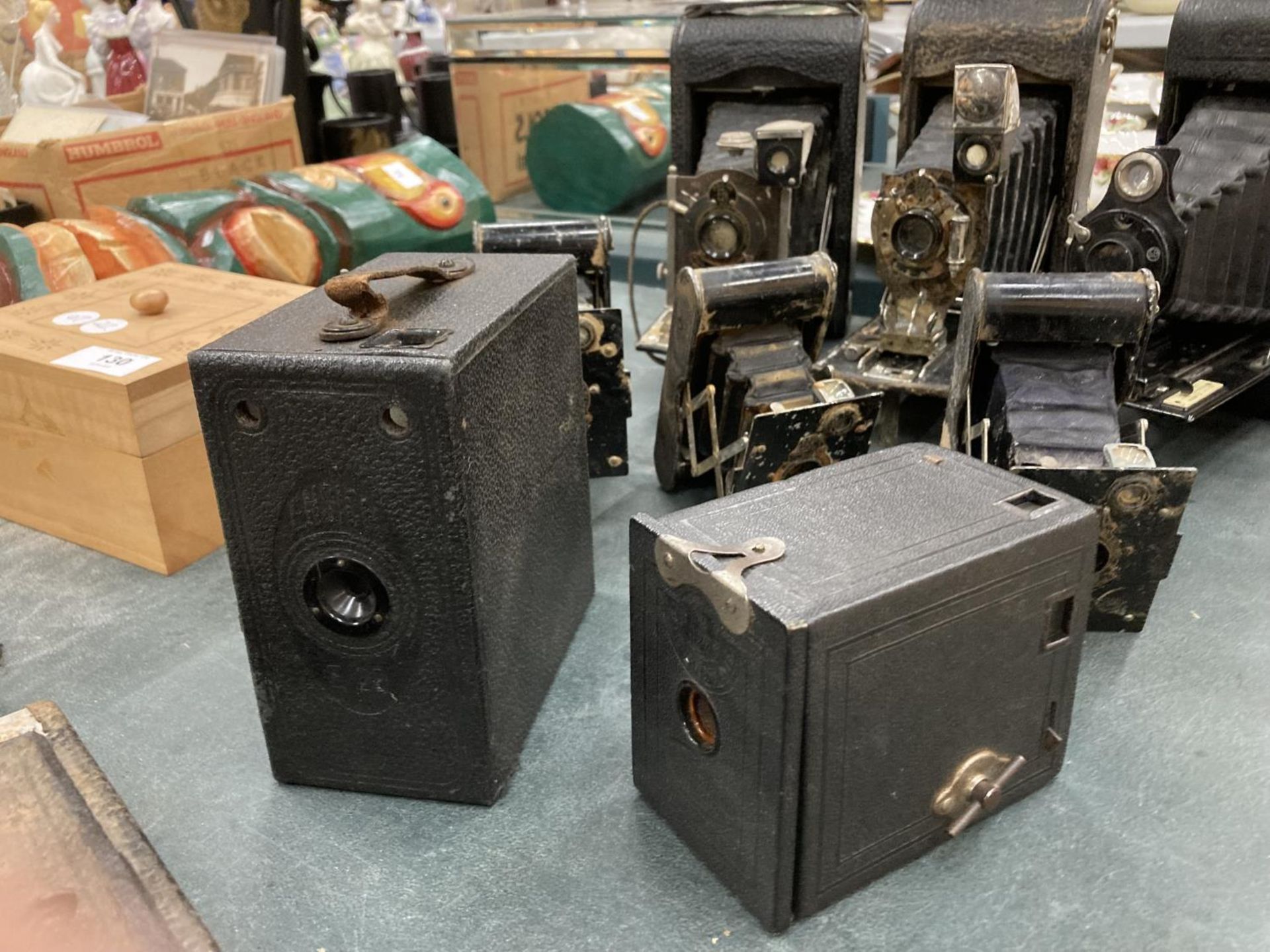 A COLLECTION OF VINTAGE CAMERAS TO INCLUDE FOLDING KODAK BELLOWS STYLE, ENSIGN BRONIE, ETC - Image 5 of 5