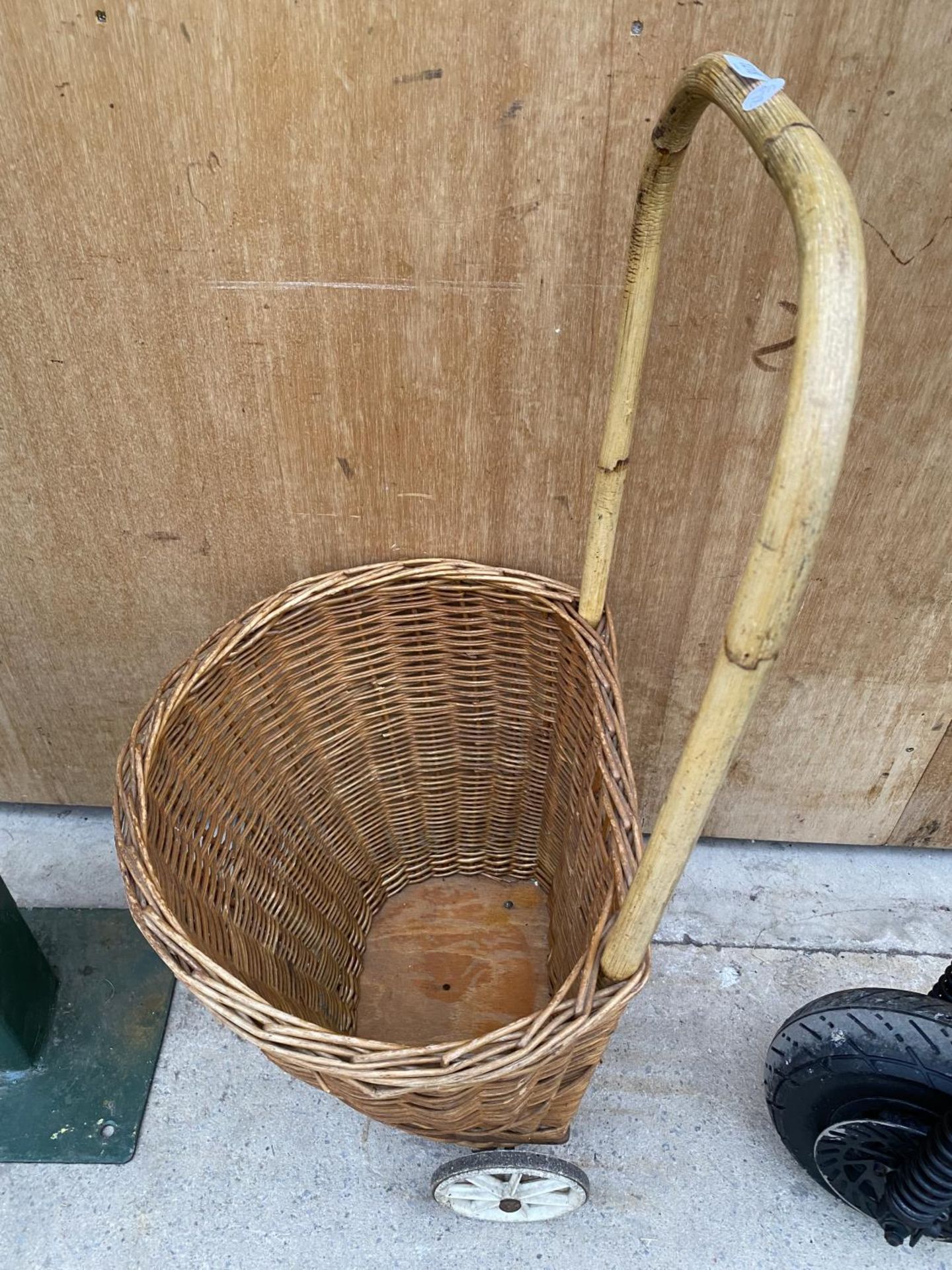 A VINTAGE 1950'S WICKER SHOPPING BASKET - Image 2 of 5