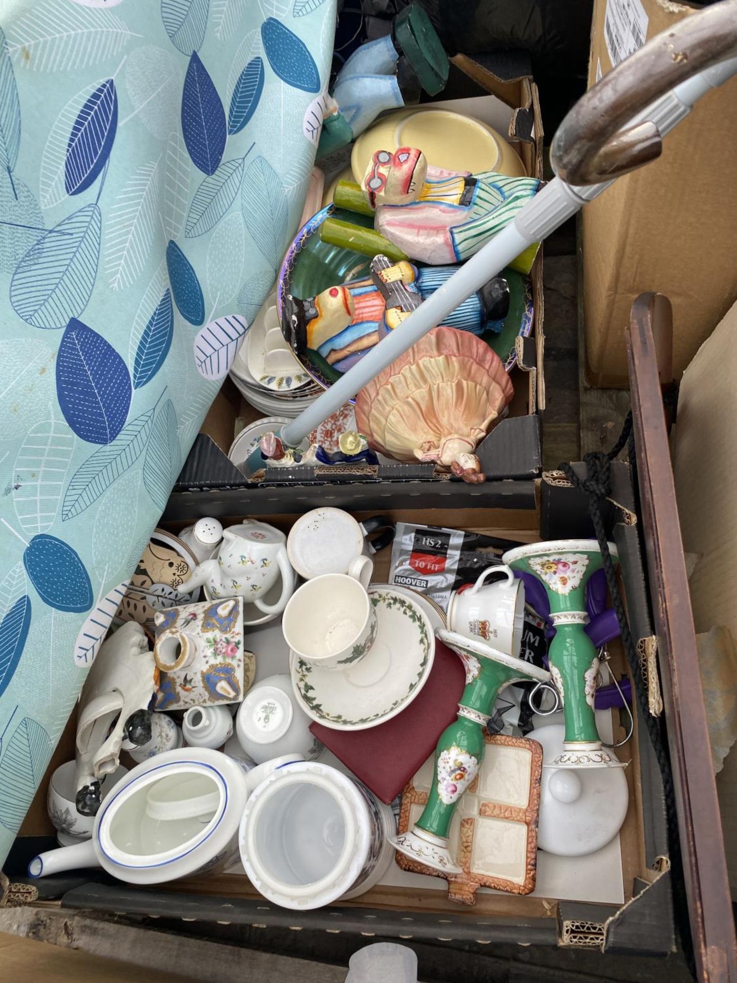 AN ASSORTMENT OF HOUSEHOLD CLEARANCE ITEMS TO INCLUDE CERAMICS AND GLASS WARE ETC - Image 2 of 5