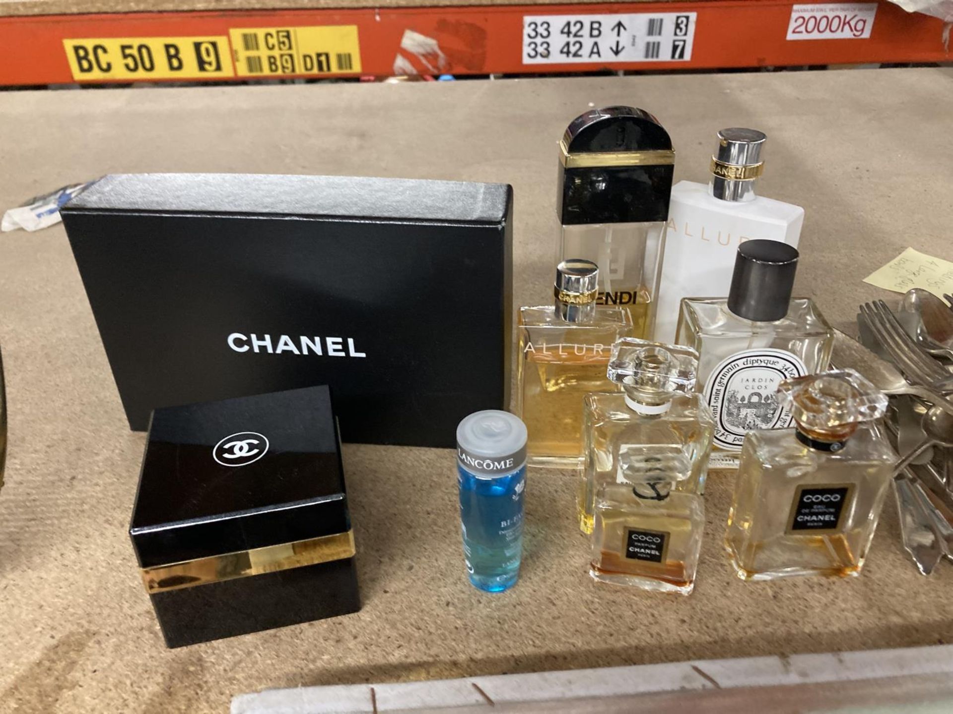 A QUANTITY OF PART BOTTLES OF PERFUME AND AFTERSHAVE TO INCLUDE CHANEL PLUS PART POT OF COCO - Image 5 of 5