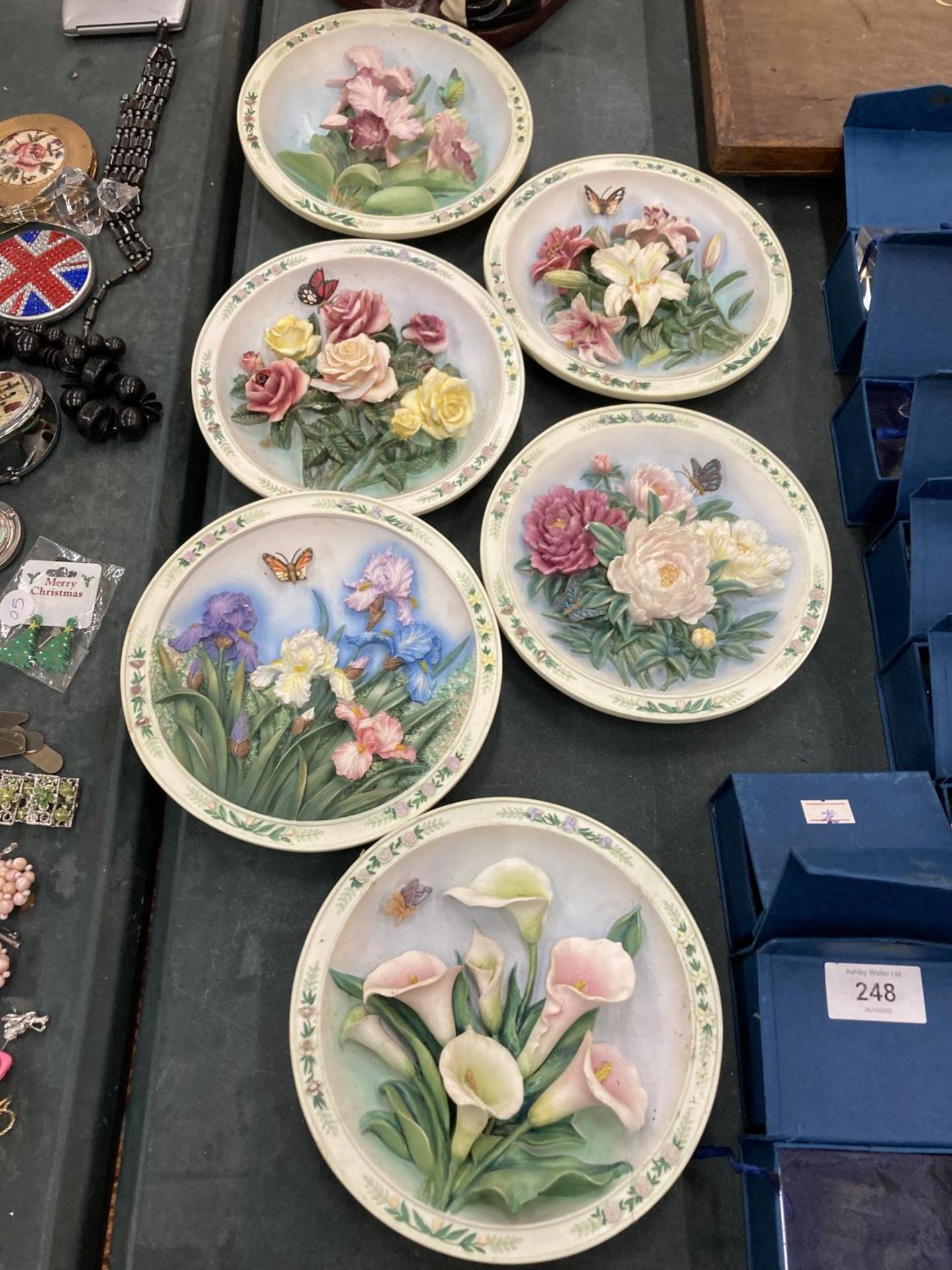 A COLLECTION OF LENA LIU 'BEAUTIFUL GARDENS' CABINET PLATES - 6 IN TOTAL, SOME A/F