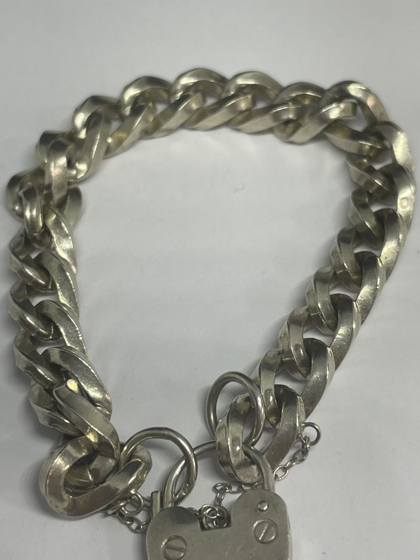 A HEAVY MARKED SILVER BRACELET WITH A HEART LOCK - Image 3 of 4