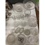 A QUANTITY OF GLASSWARE TO INCLUDE CAKE STANDS, VASES, BOWLS, DISHES, ETC